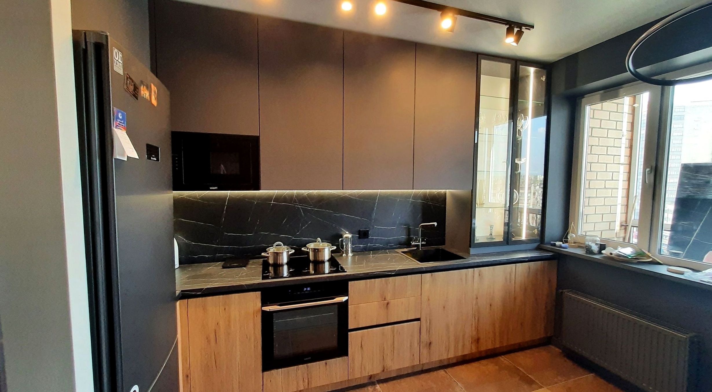 Кухня под заказ №0072 — светлая семейная кухня