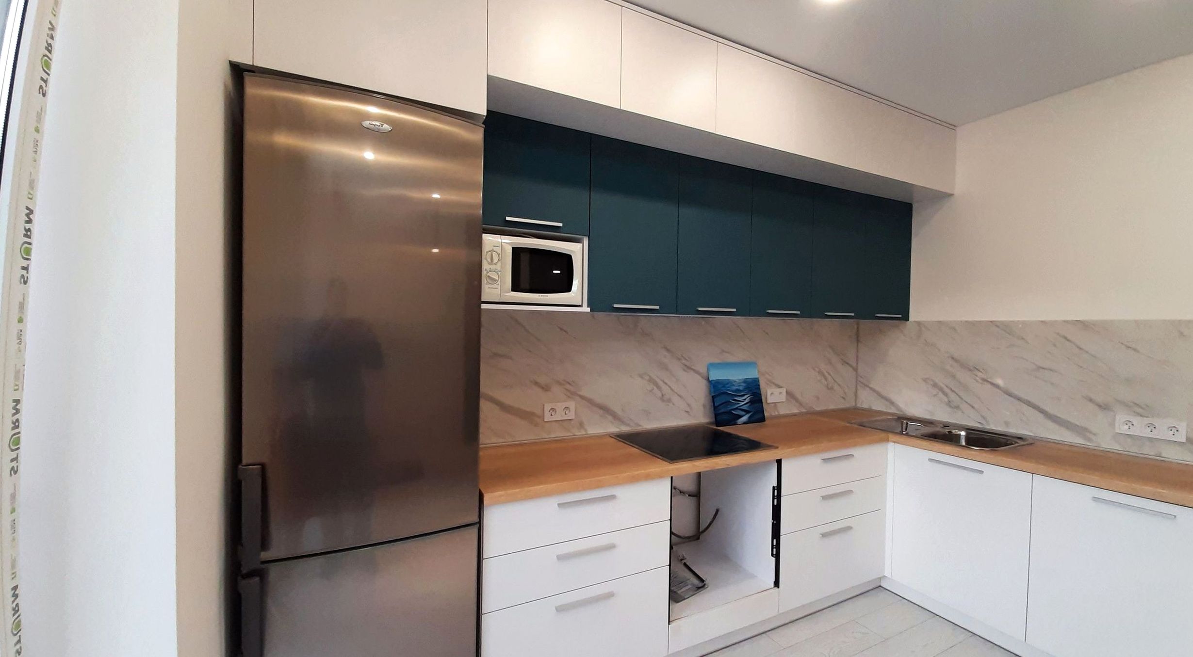 Кухня под заказ №0075 — минималистичная кухня без ручек