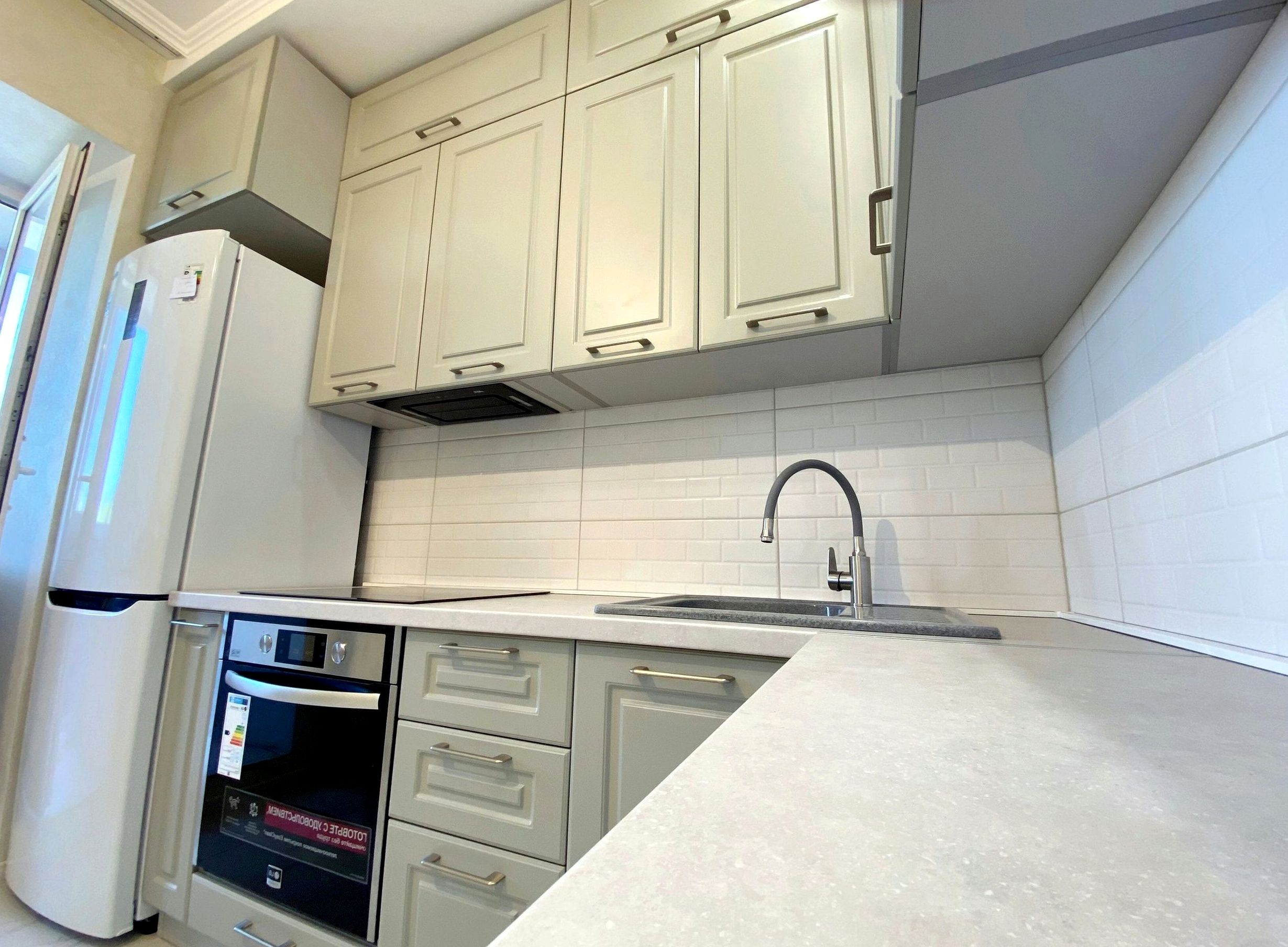 Кухня под заказ №0093 — минималистичная кухня без ручек