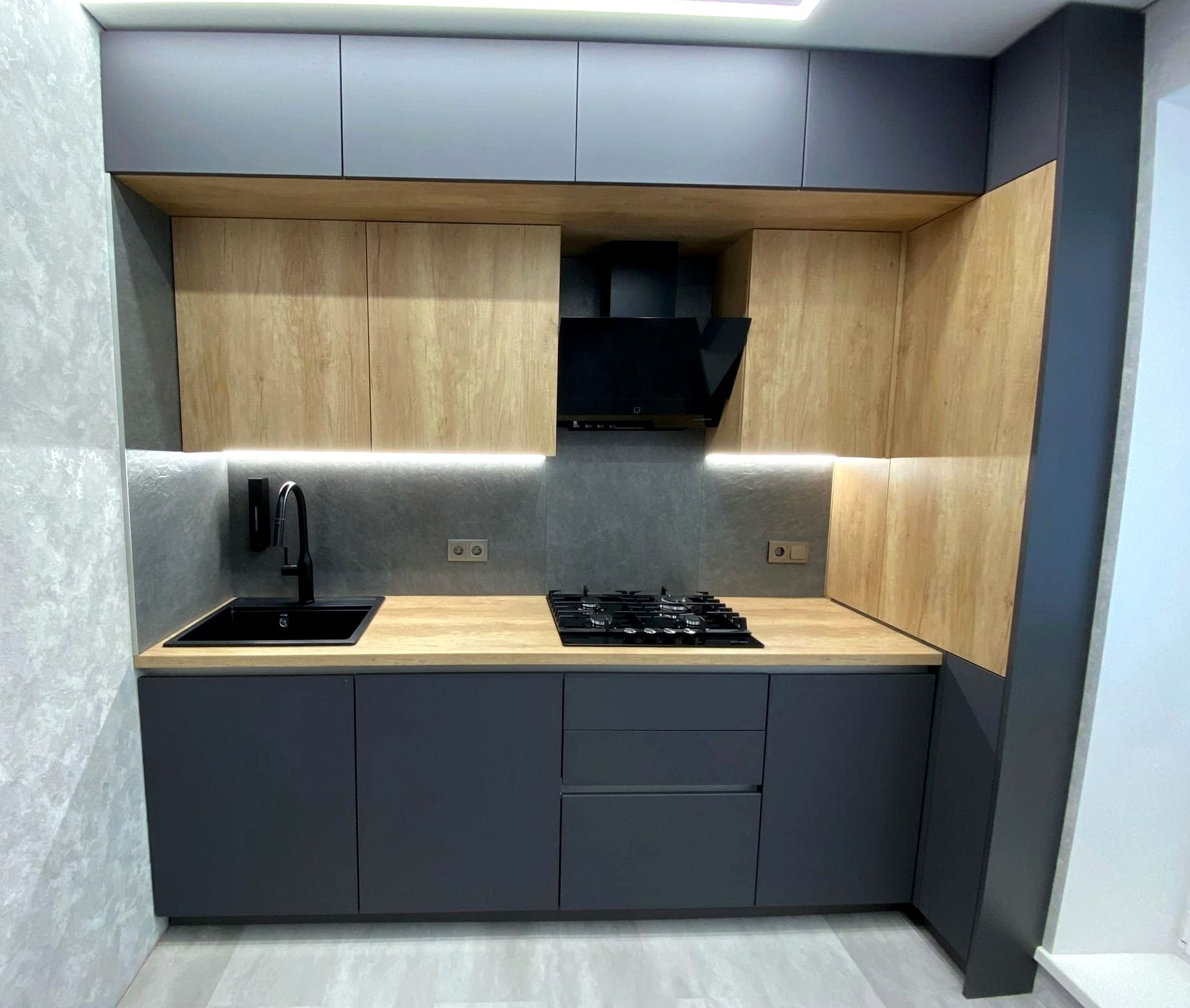 Кухня под заказ №0096 — светлая семейная кухня