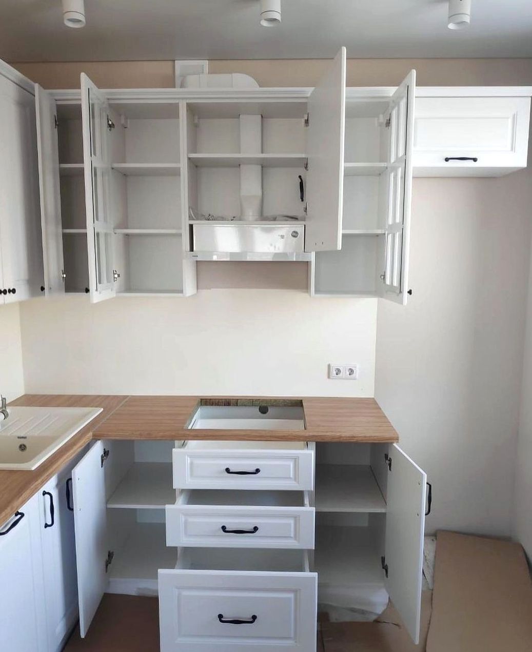 Кухня под заказ №0207 — минималистичная кухня без ручек