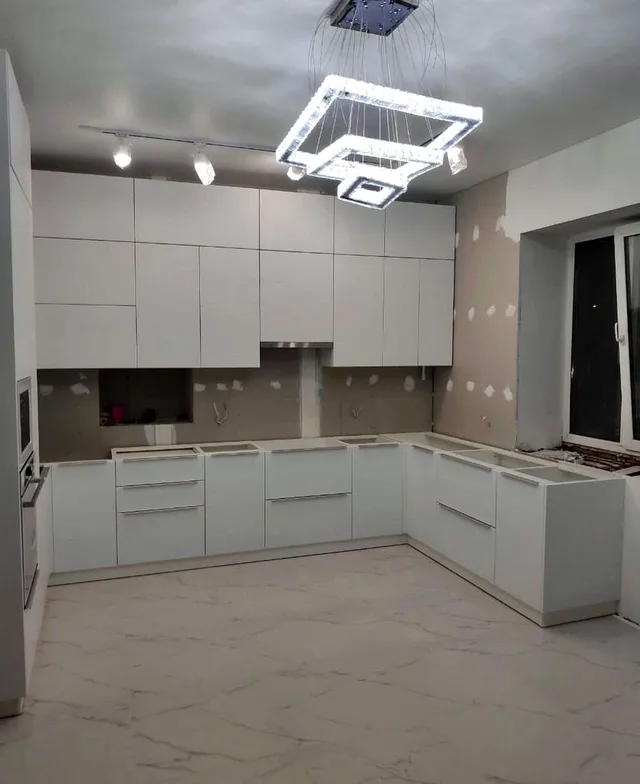Минималистичная кухня без ручек Florence Home №0213