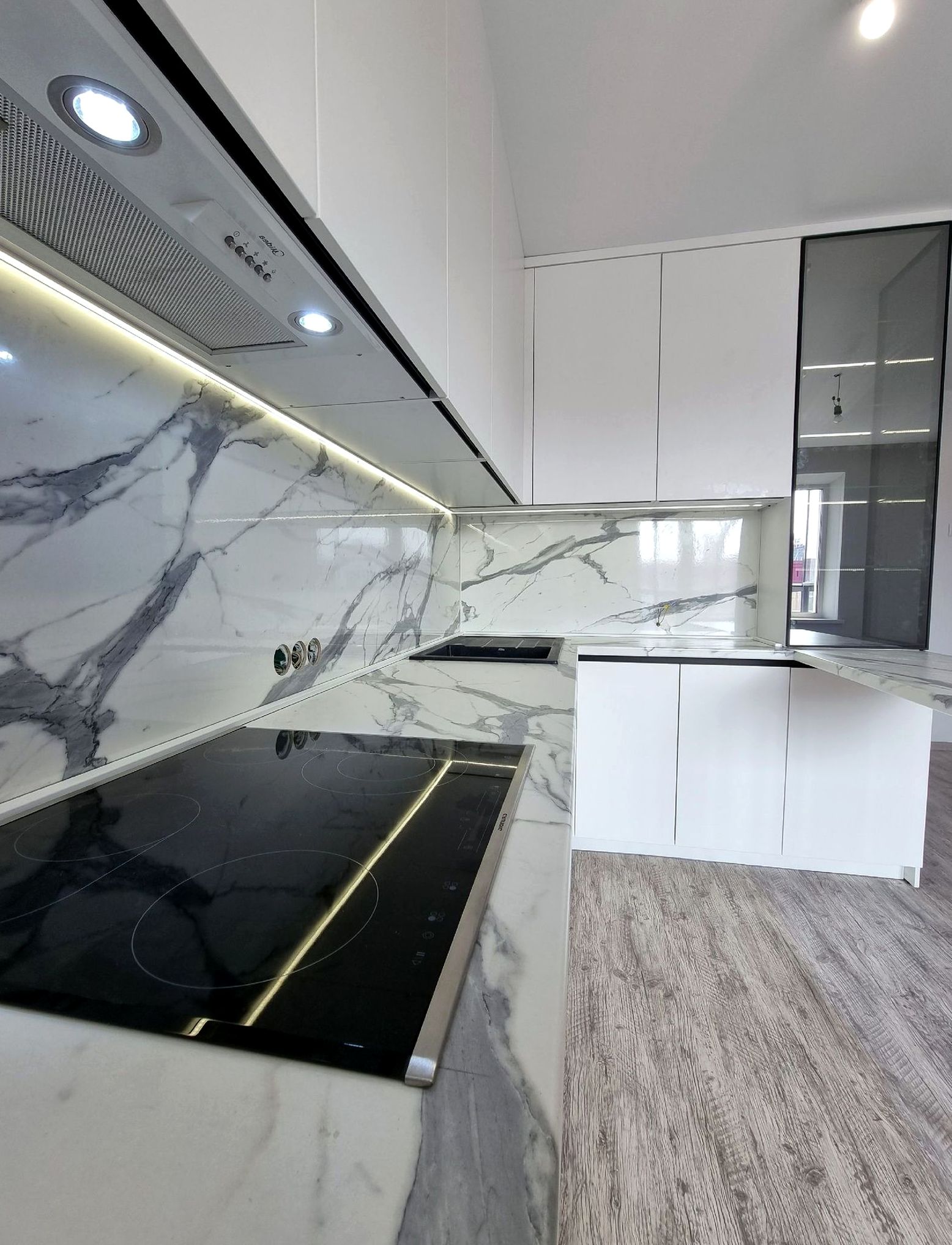 Кухня под заказ №0243 — минималистичная кухня без ручек