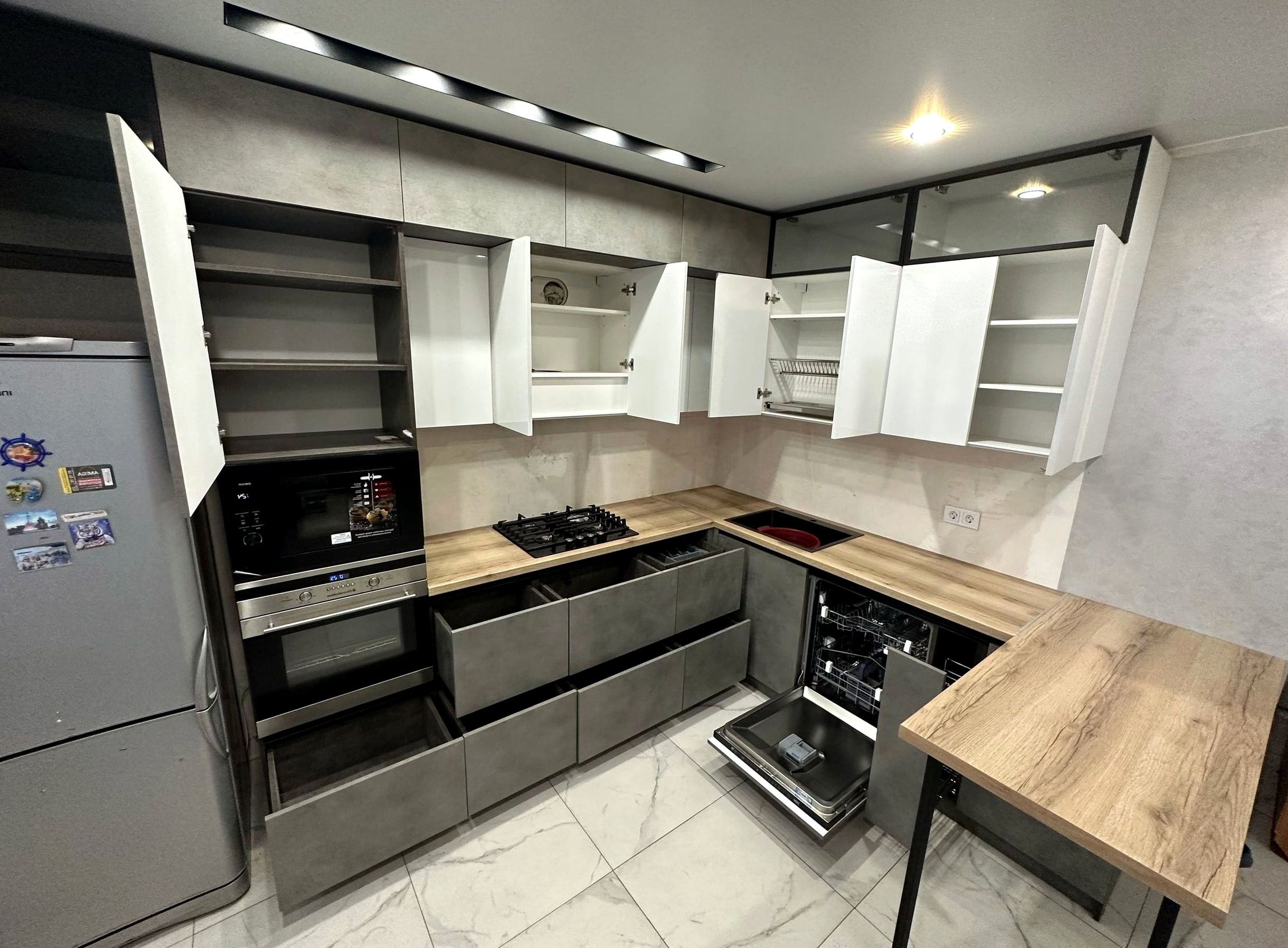 Кухня под заказ №0294 — светлая семейная кухня