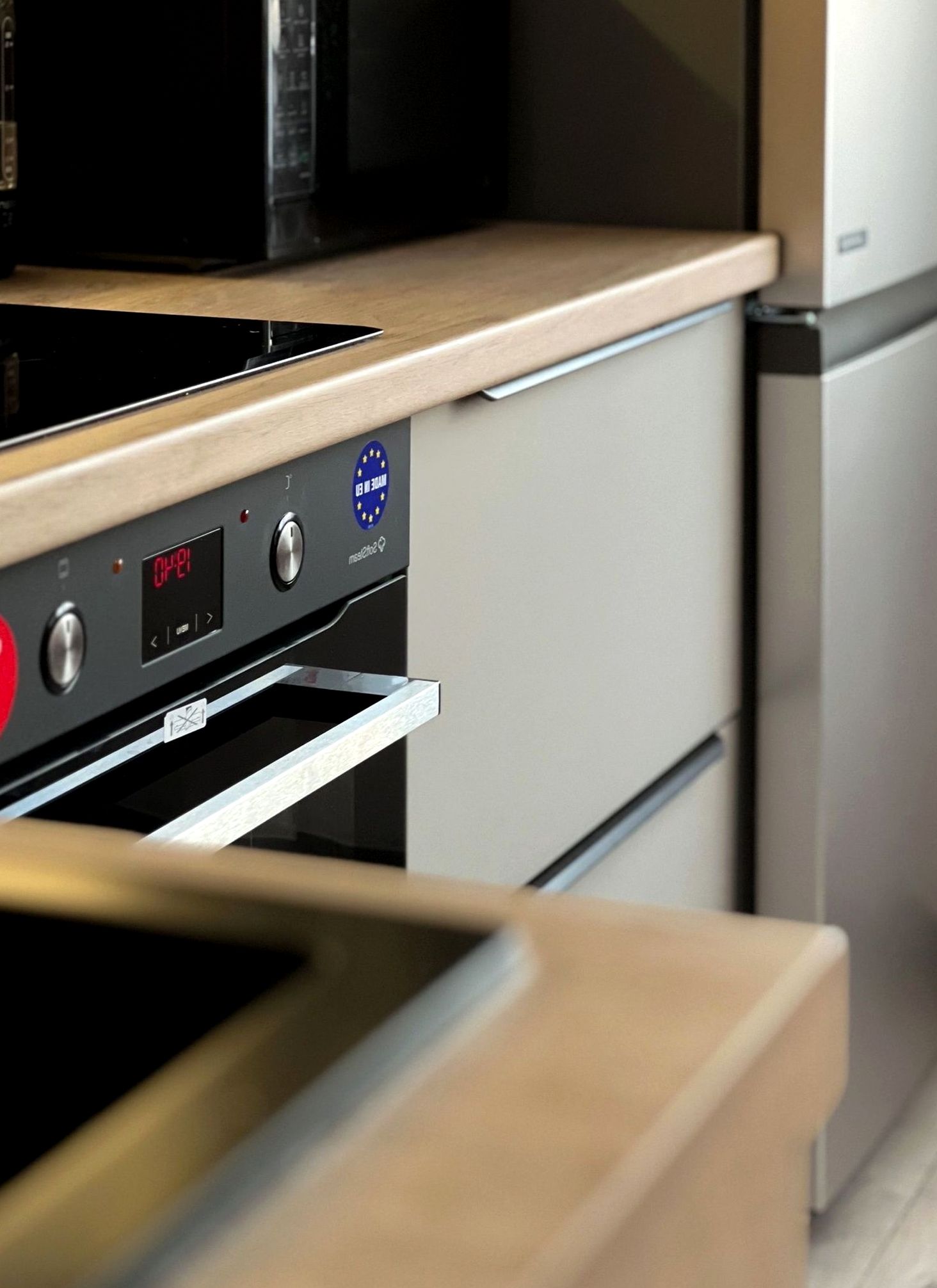 Кухня под заказ №0375 — минималистичная кухня без ручек