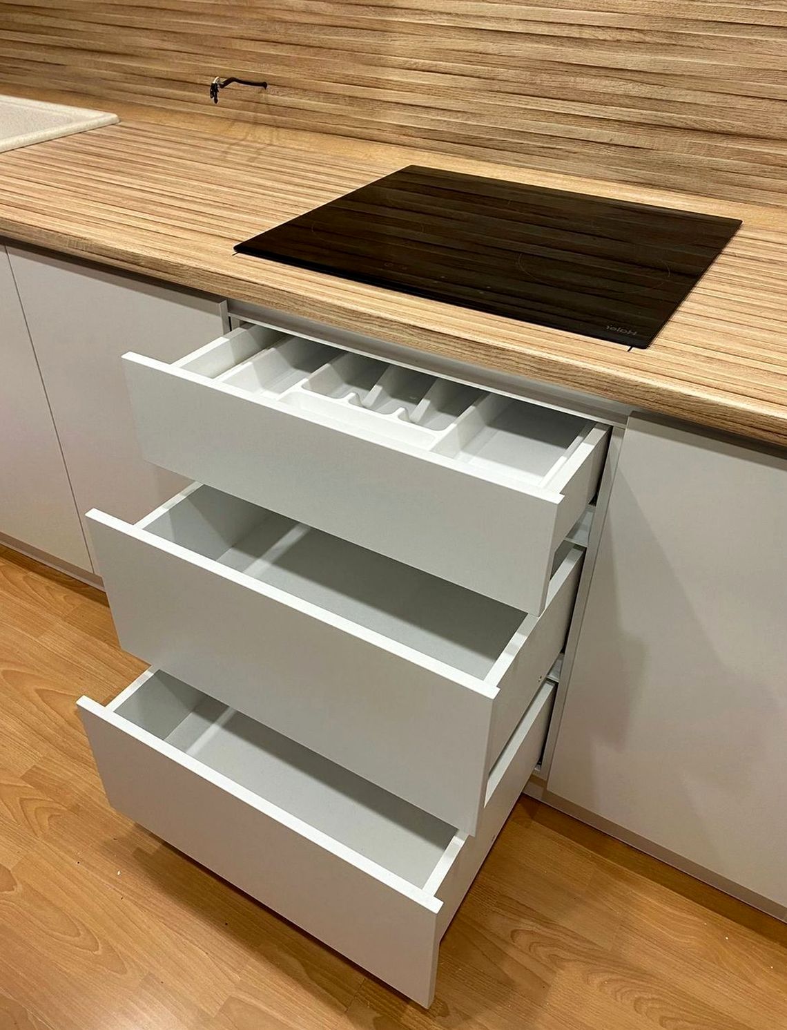 Кухня под заказ №0387 — минималистичная кухня без ручек