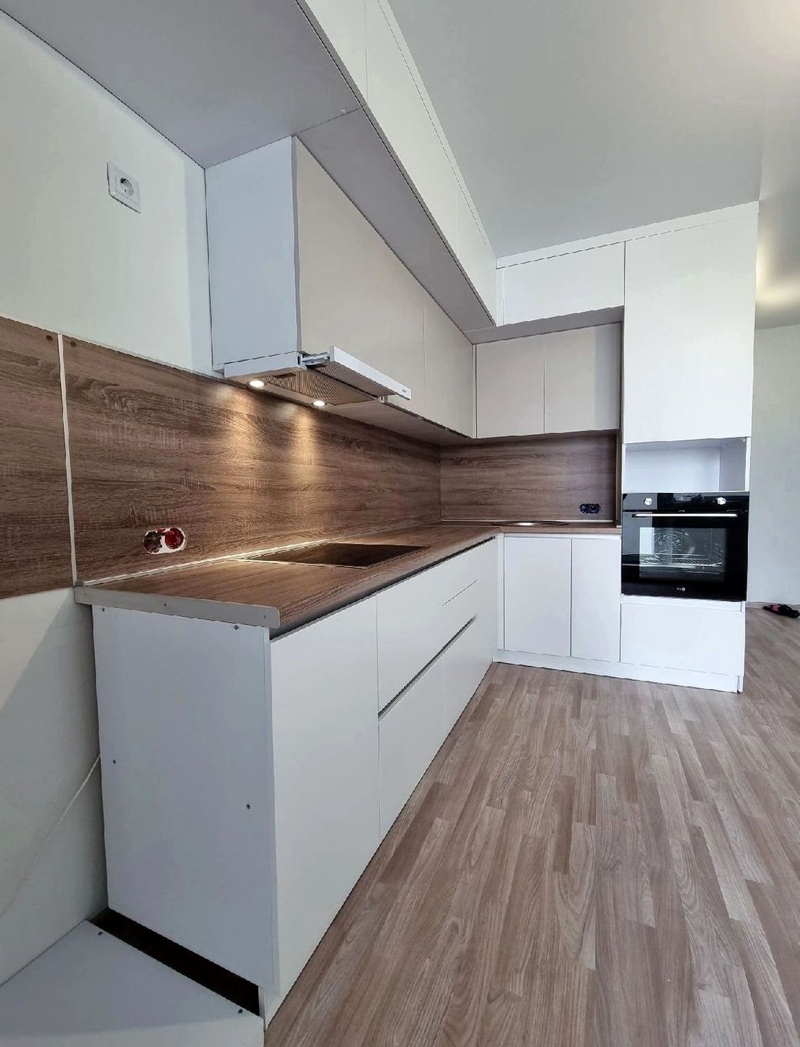 Кухня под заказ №0405 — минималистичная кухня без ручек