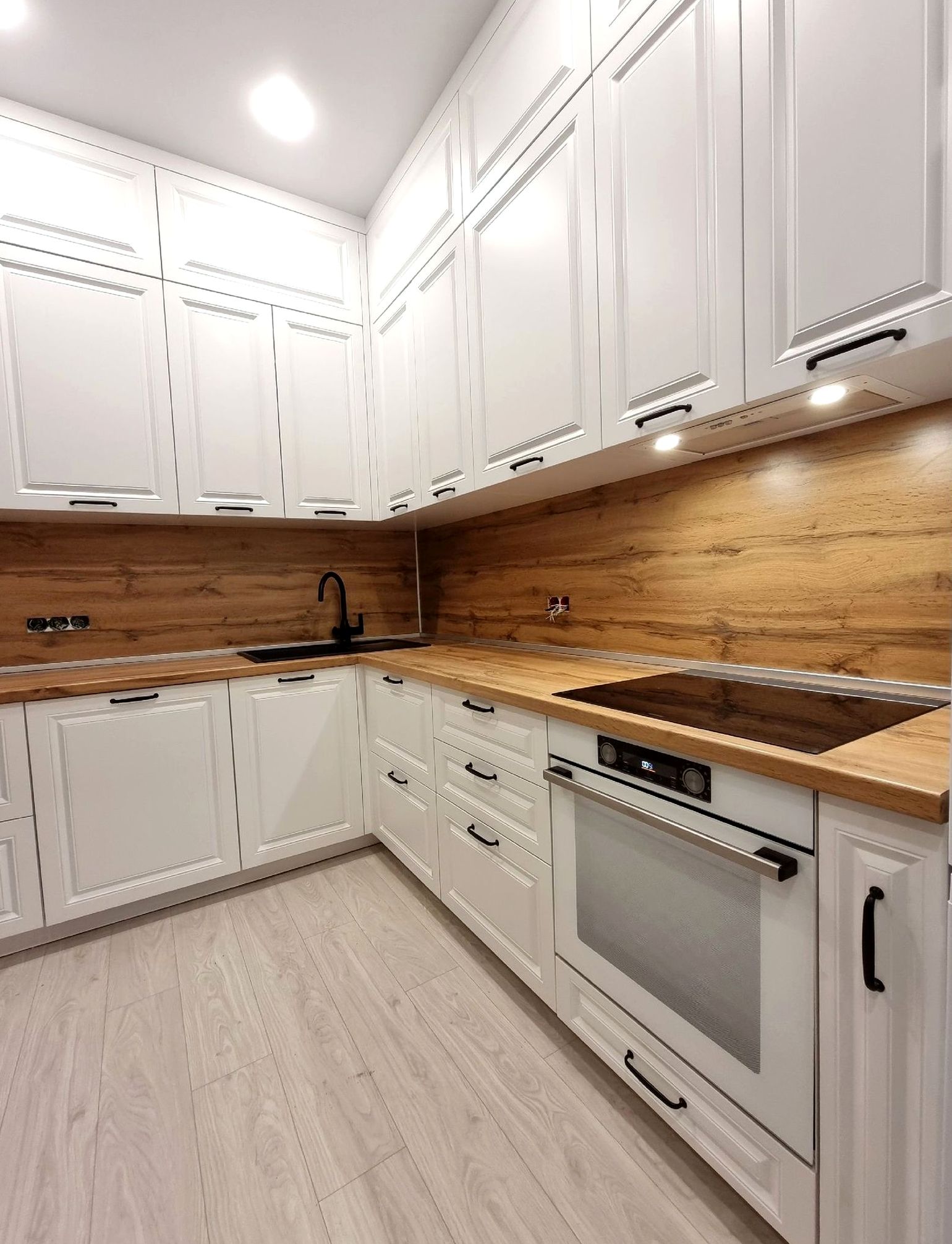 Кухня под заказ №0414 — светлая семейная кухня