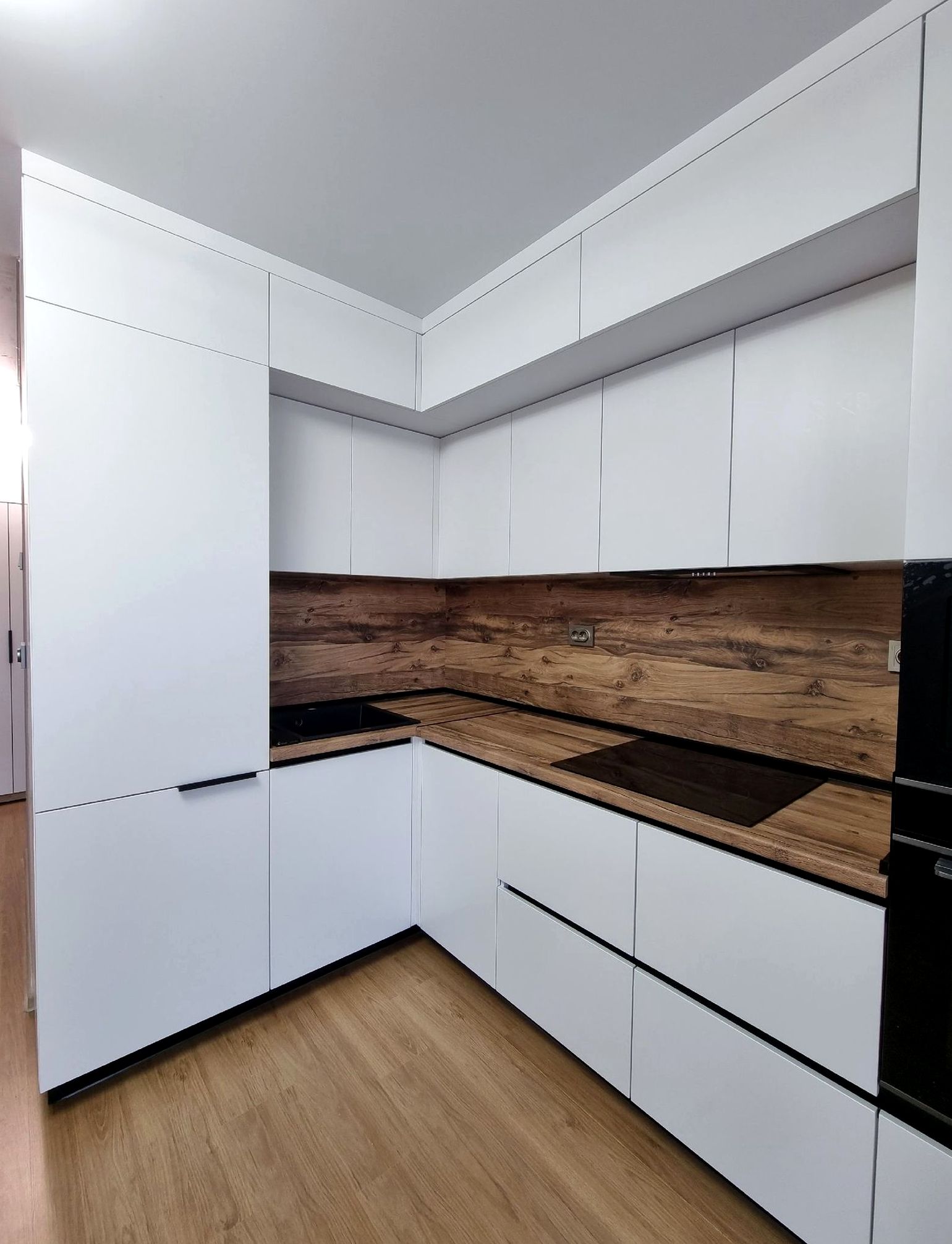 Кухня под заказ №0417 — минималистичная кухня без ручек