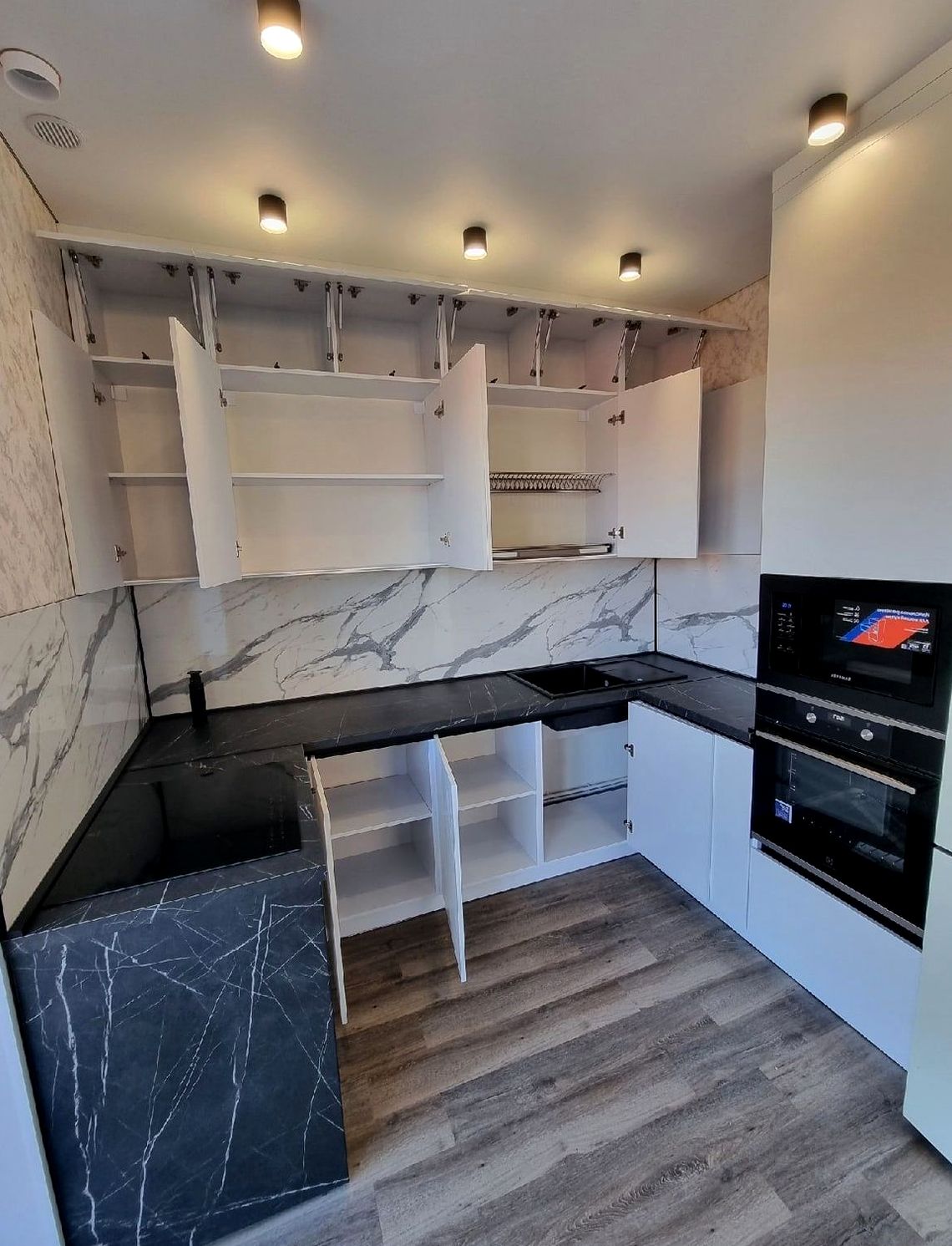 Кухня под заказ №0441 — минималистичная кухня без ручек