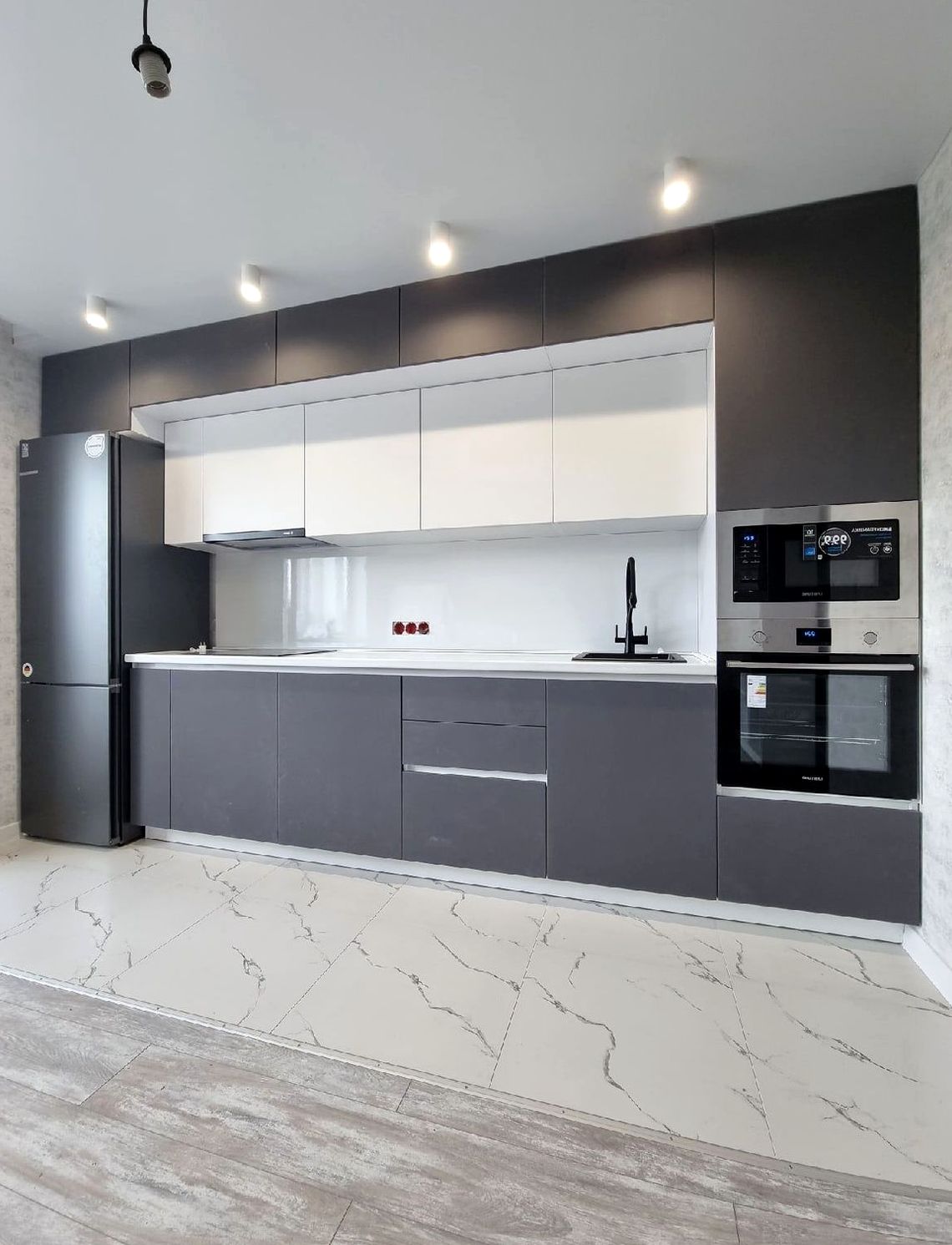 Кухня под заказ №0447 — минималистичная кухня без ручек