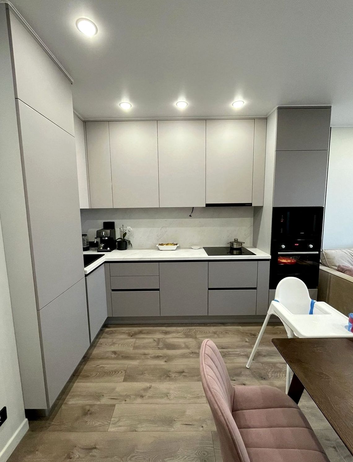 Кухня под заказ №0504 — светлая семейная кухня