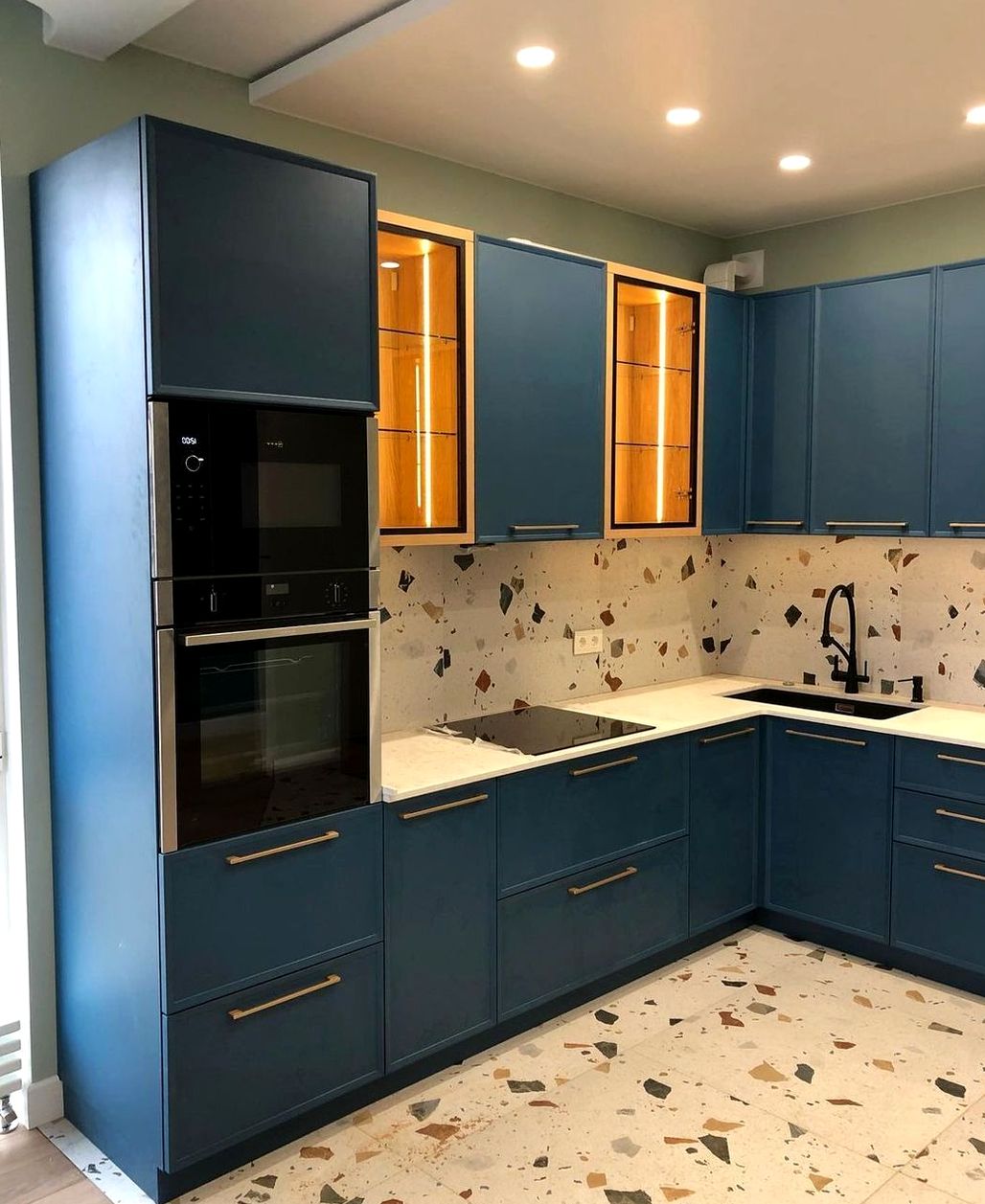 Кухня под заказ №0543 — минималистичная кухня без ручек