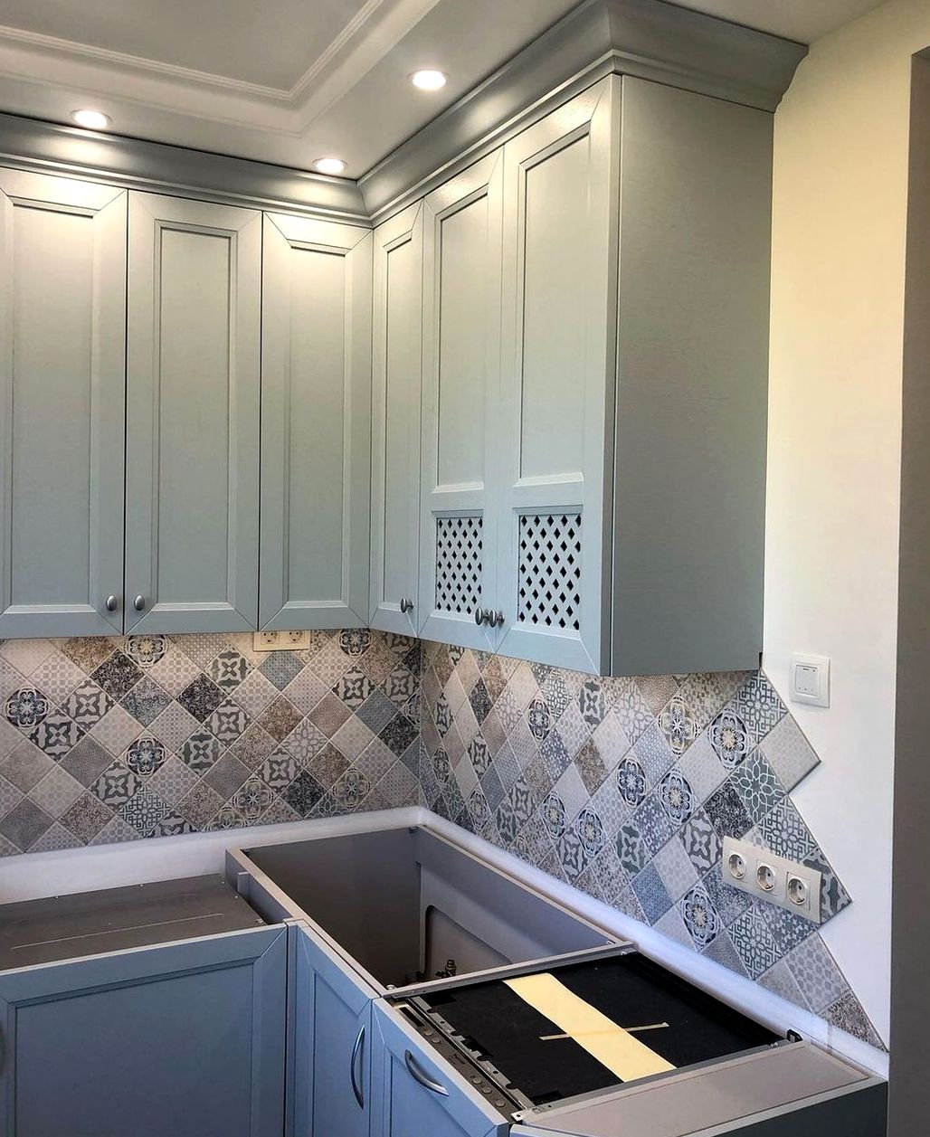 Кухня под заказ №0552 — светлая семейная кухня