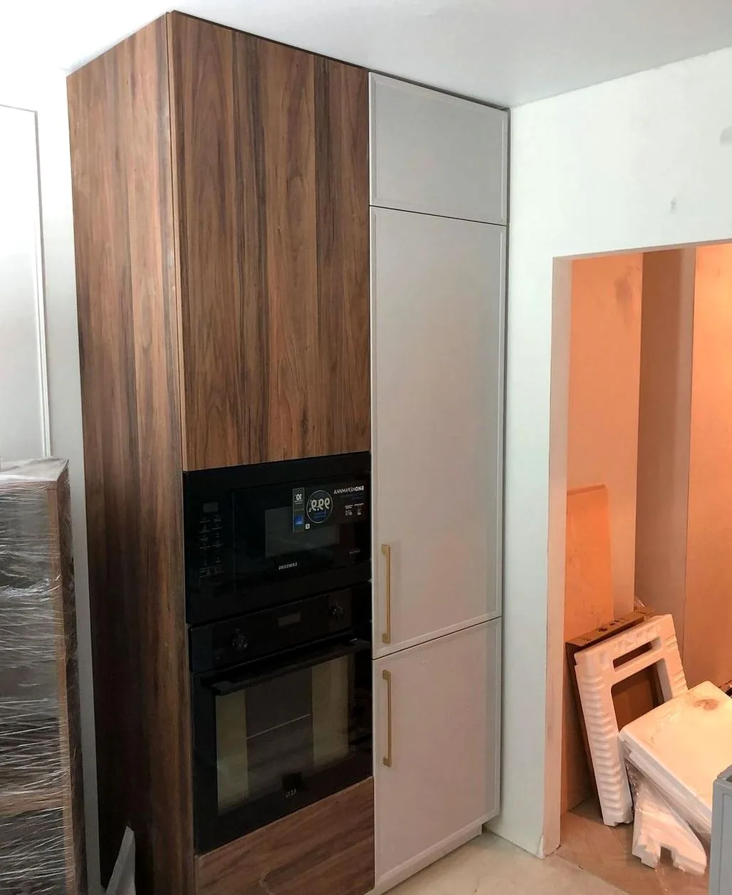 Кухня Siena Light №0561 — минималистичная кухня без ручек