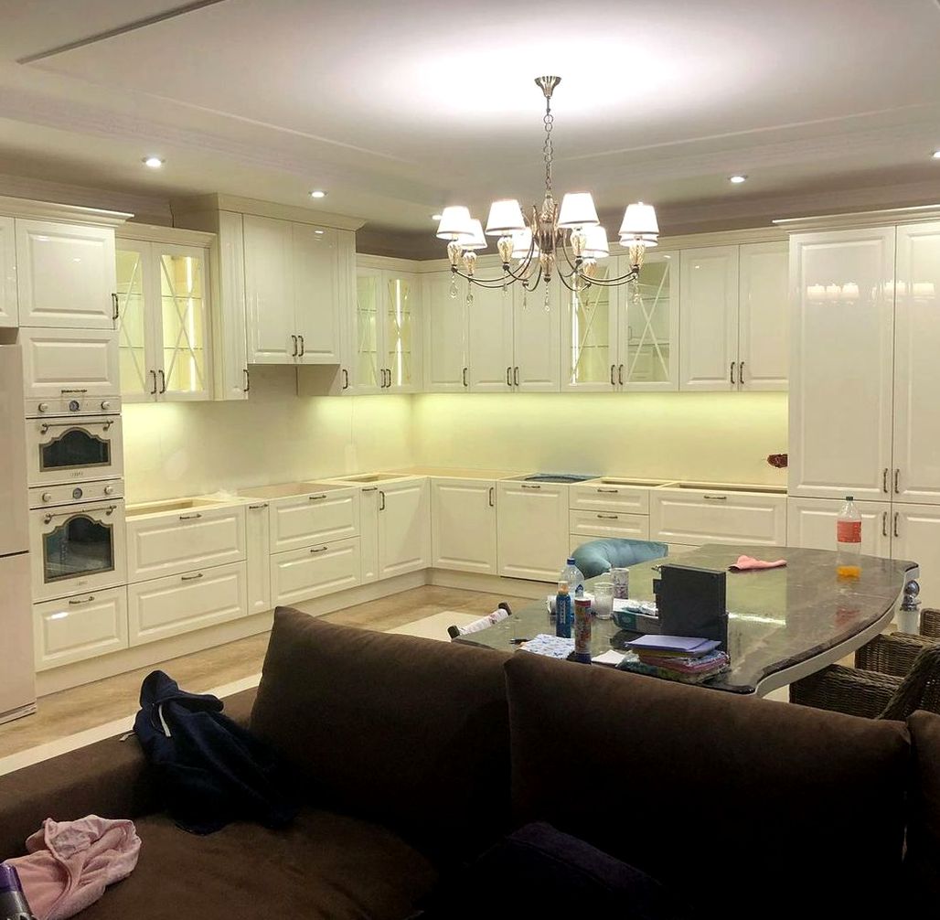 Кухня под заказ №0570 — светлая семейная кухня