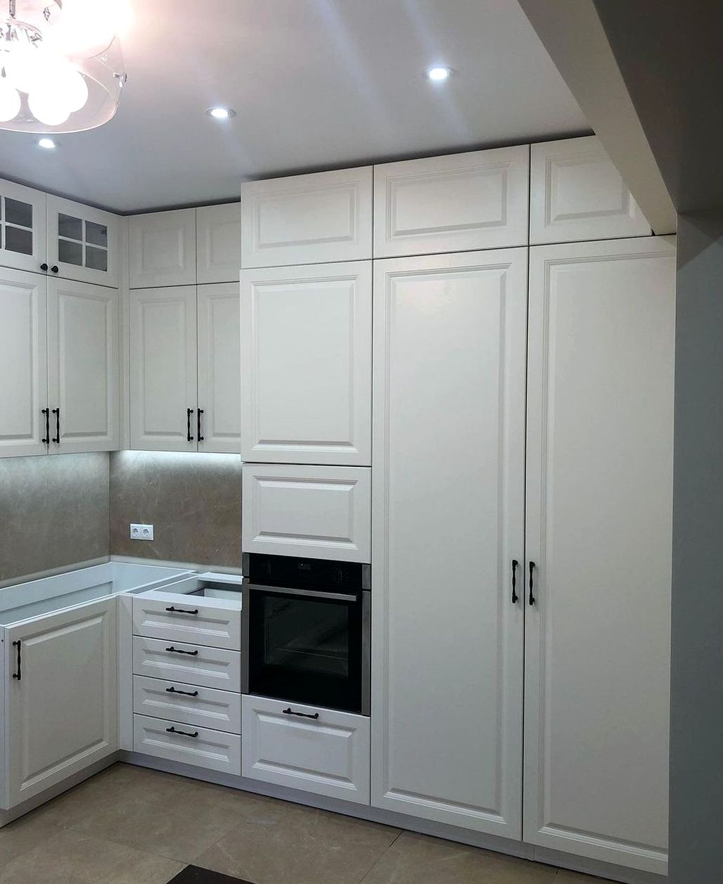 Кухня под заказ №0579 — минималистичная кухня без ручек