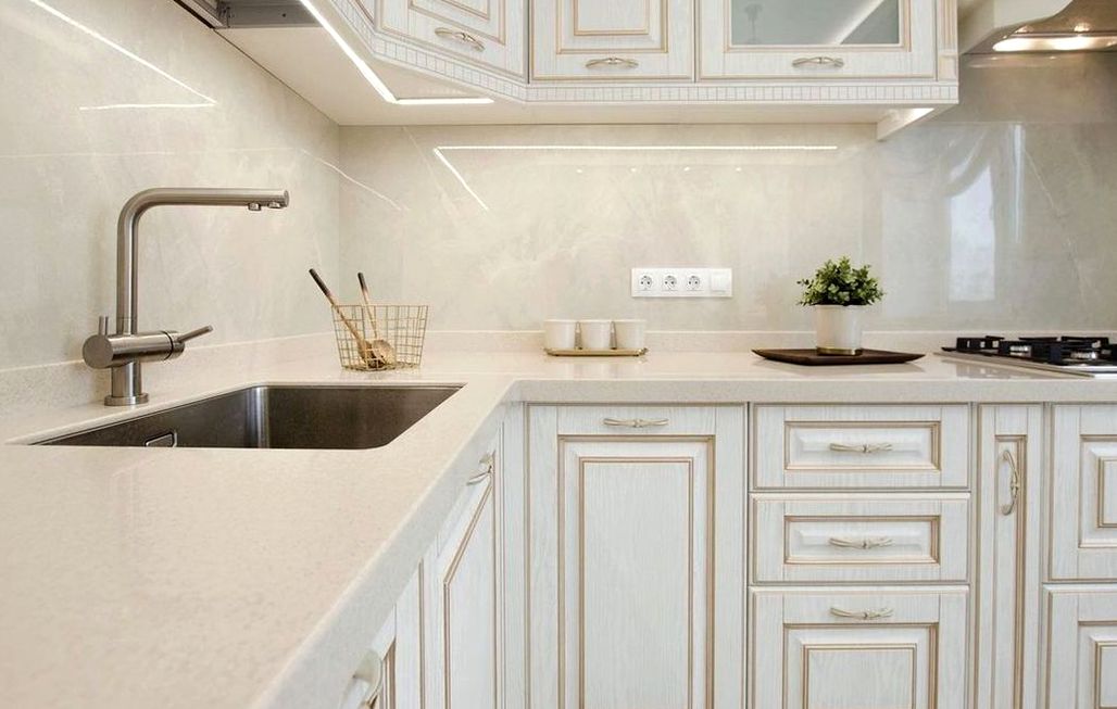 Кухня под заказ №0648 — светлая семейная кухня