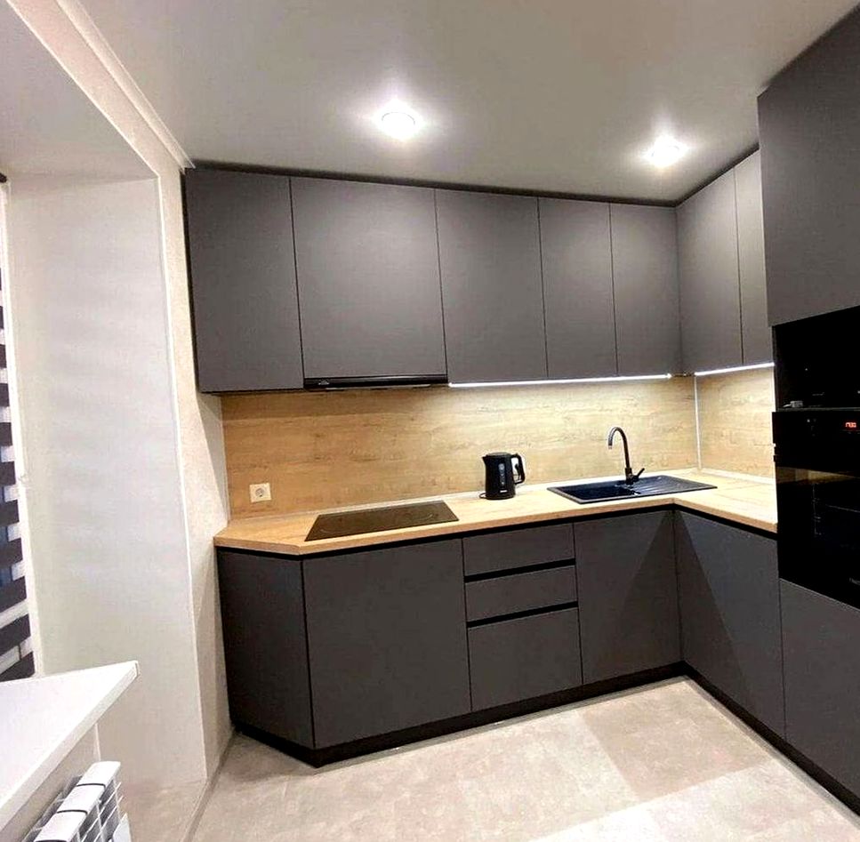 Кухня под заказ №0816 — светлая семейная кухня