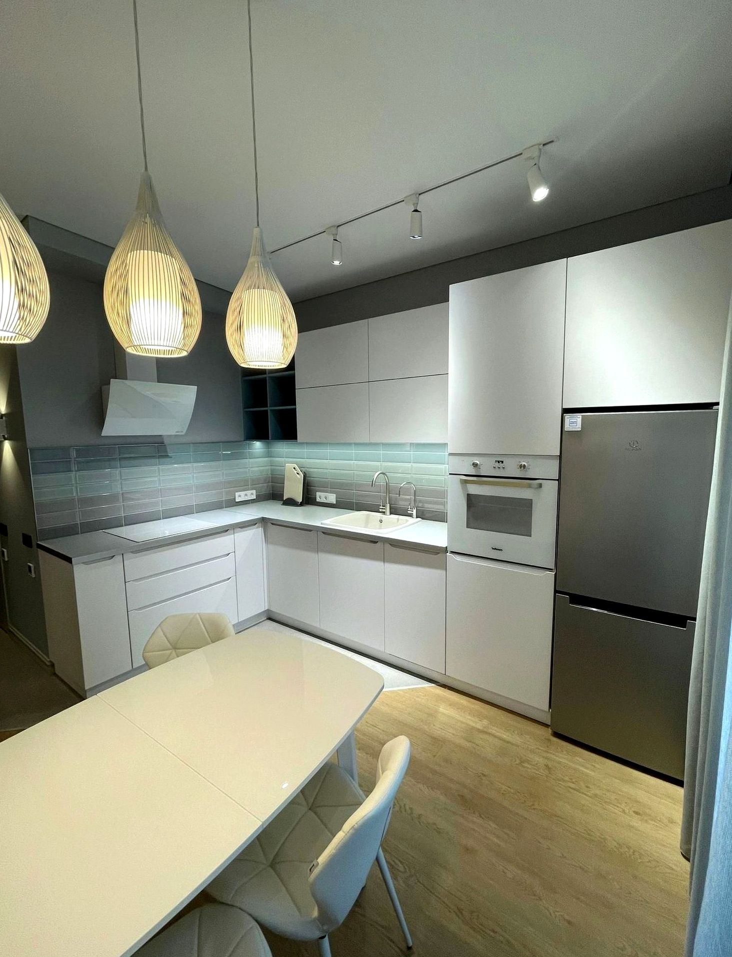 Кухня под заказ №0870 — светлая семейная кухня