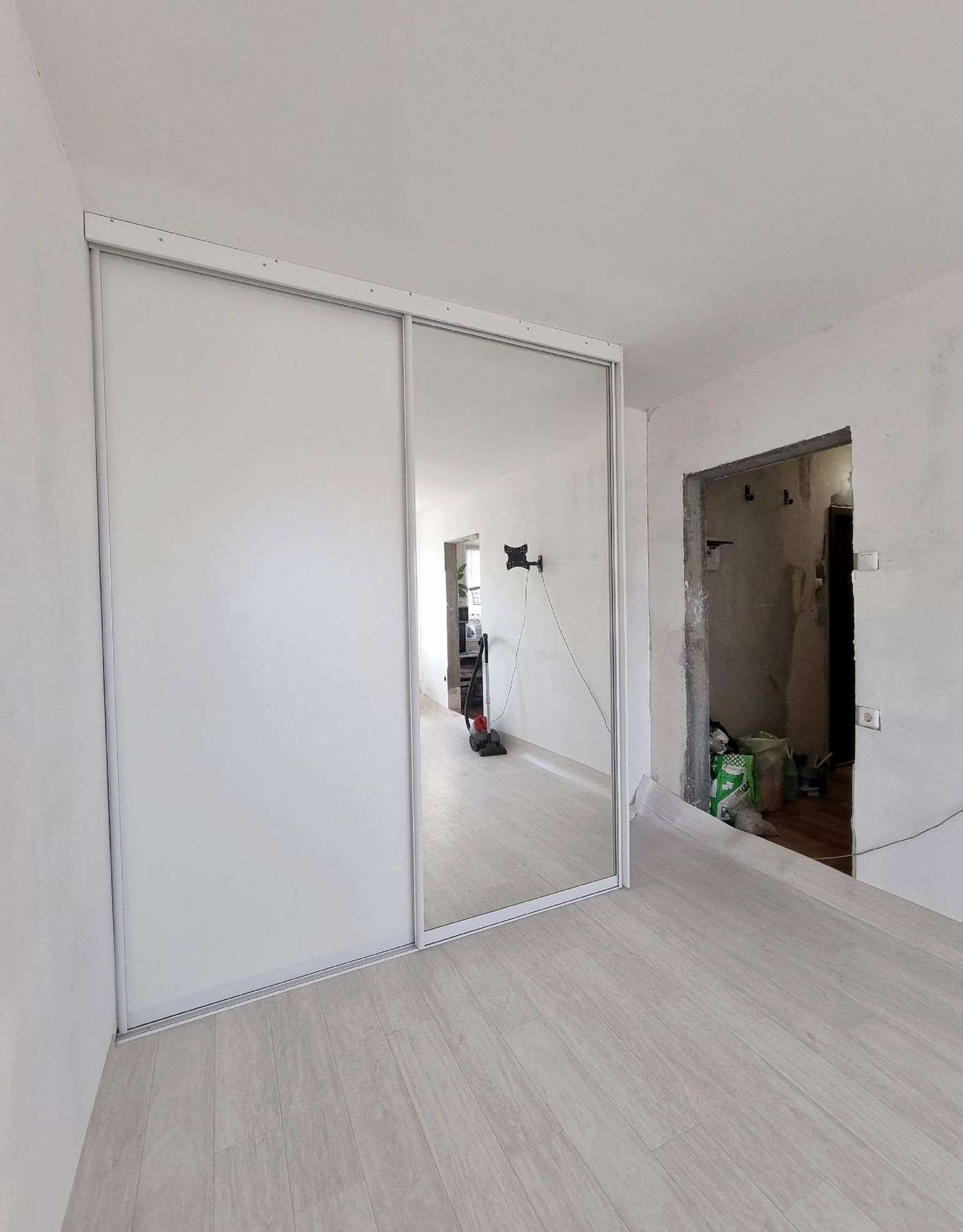 Шкаф под заказ №0002 — распашной шкаф в современном стиле