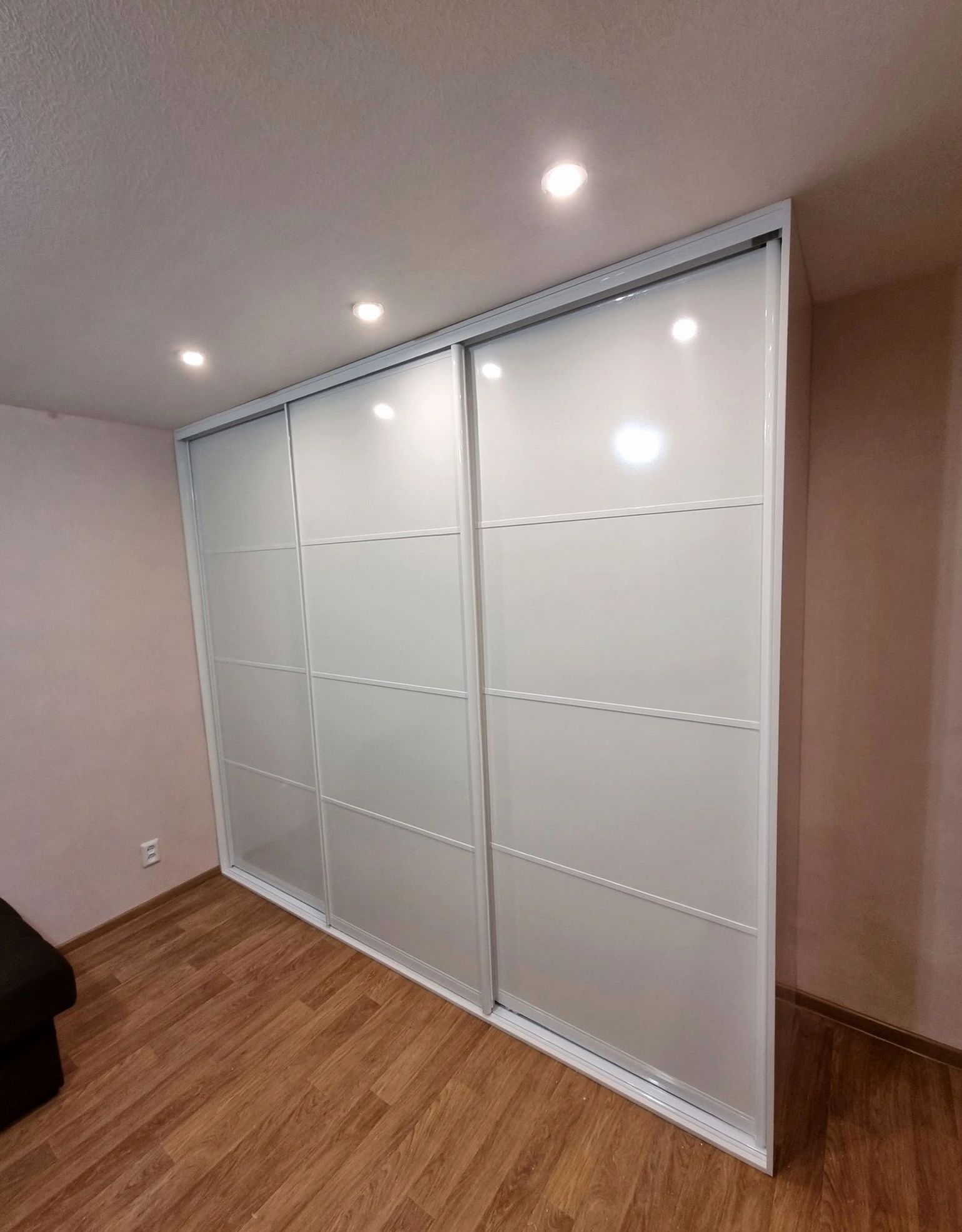 Шкаф под заказ №0037 — встроенный шкаф-купе