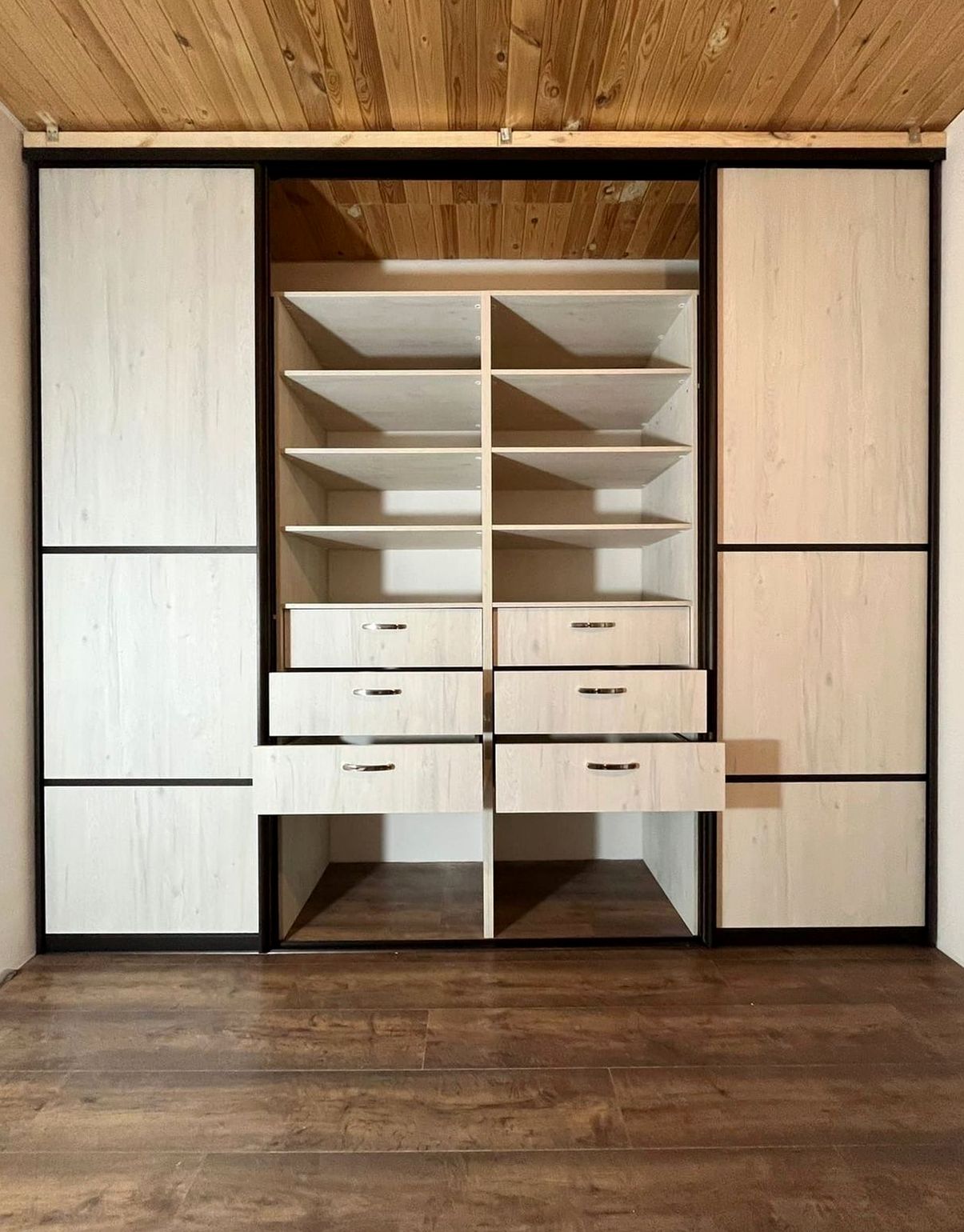 Шкаф под заказ №0043 — встроенный шкаф-купе