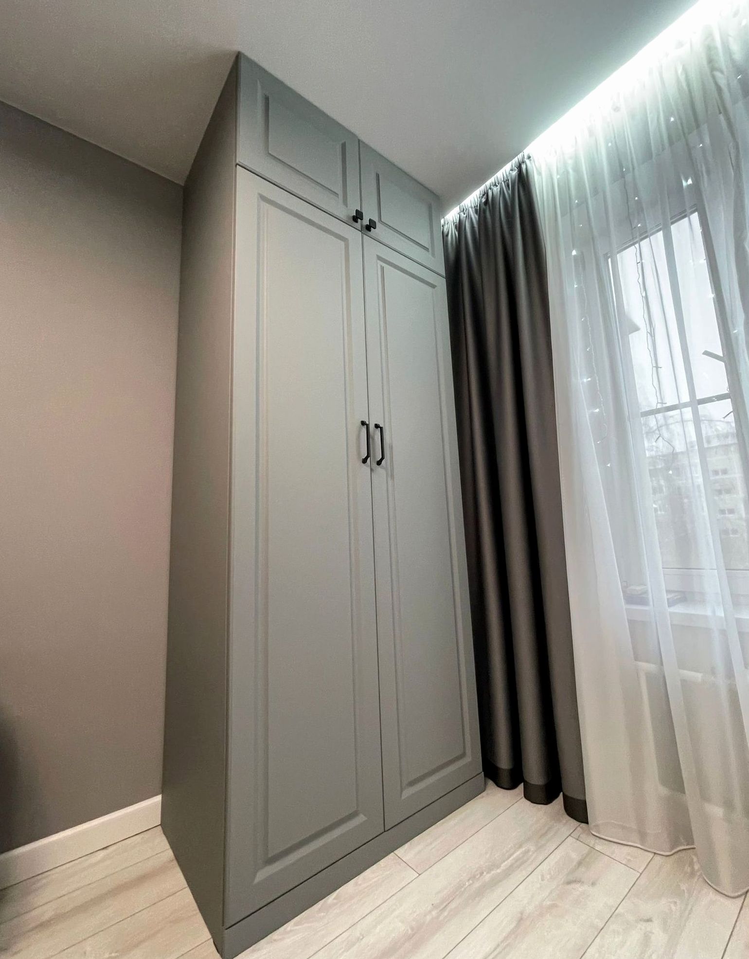 Шкаф под заказ №0092 — распашной шкаф в современном стиле