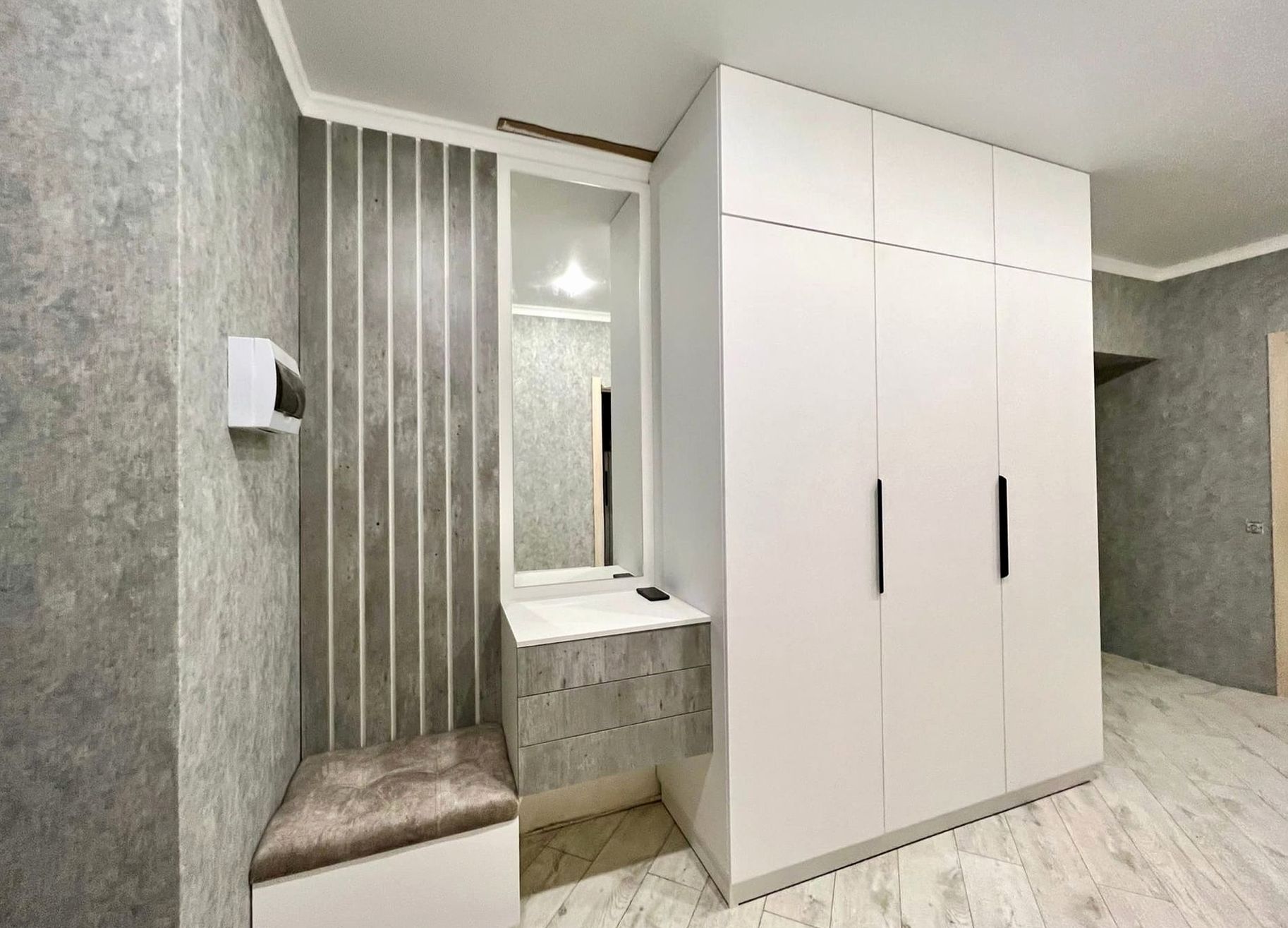 Шкаф под заказ №0122 — распашной шкаф в современном стиле