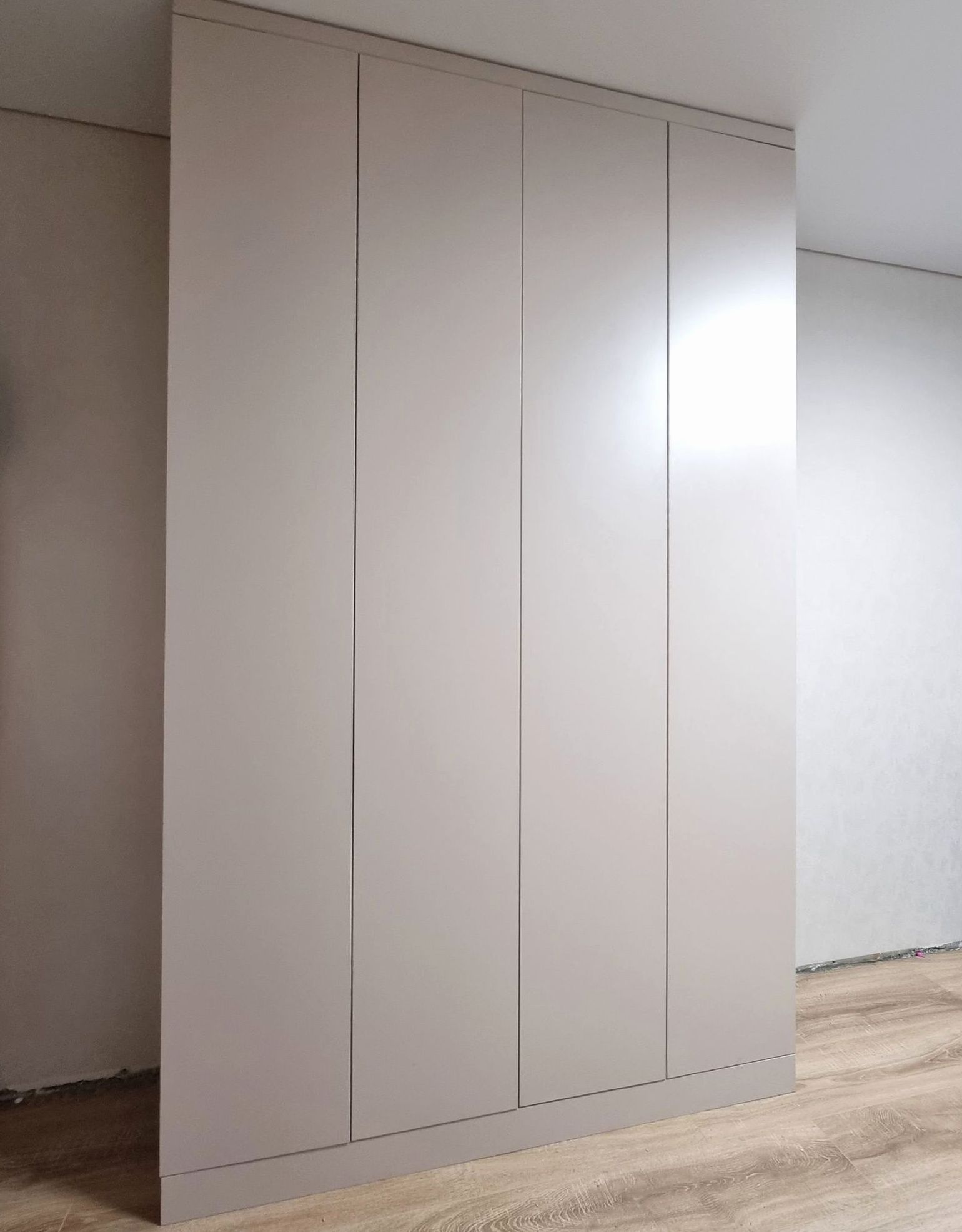 Шкаф под заказ №0140 — распашной шкаф в современном стиле