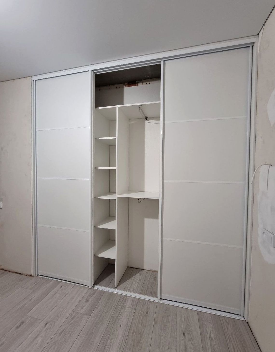 Шкаф под заказ №0148 — гардеробный шкаф до потолка