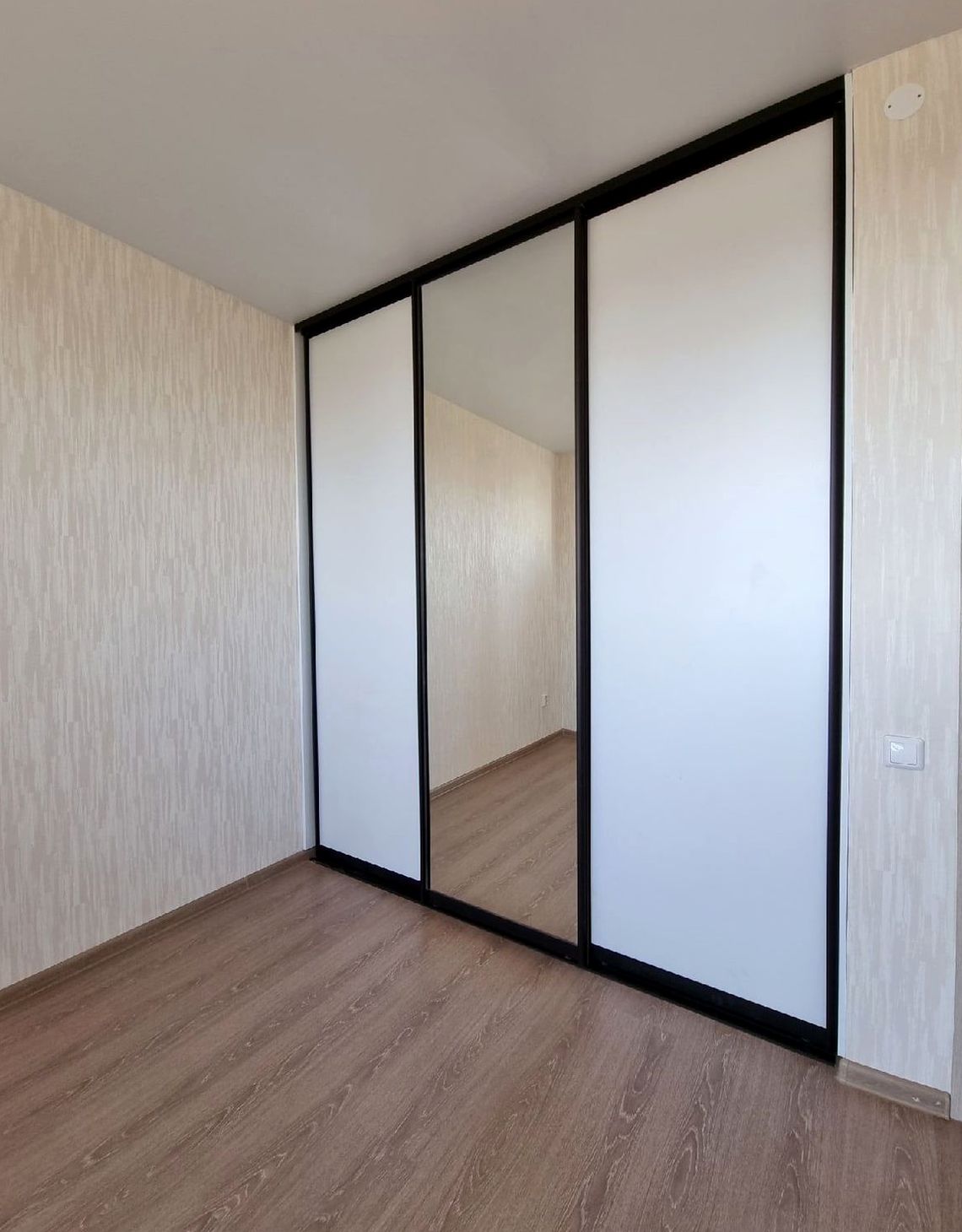 Шкаф под заказ №0160 — гардеробный шкаф до потолка