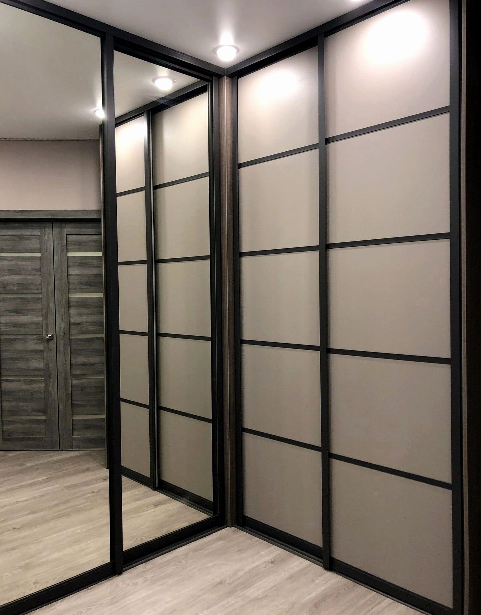 Шкаф под заказ №0182 — распашной шкаф в современном стиле