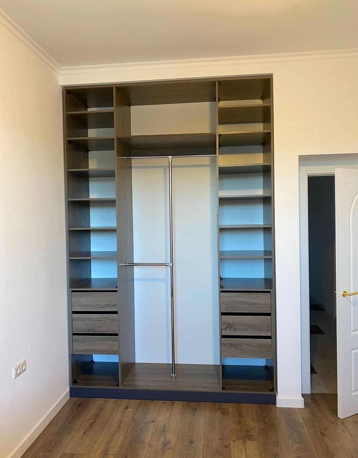 Шкаф под заказ №0247 — встроенный шкаф-купе