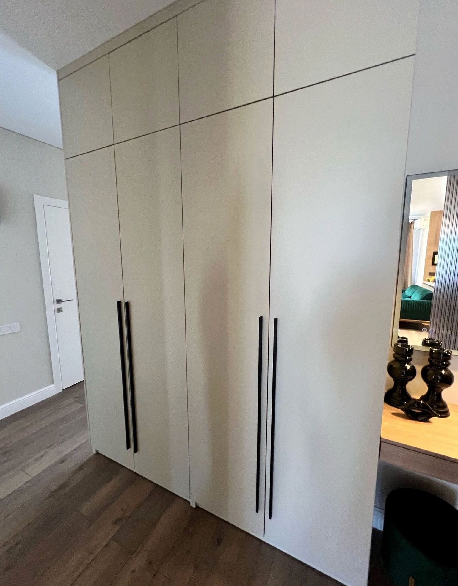 Шкаф под заказ №0268 — гардеробный шкаф до потолка