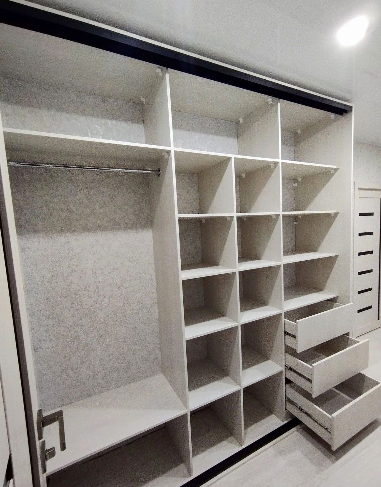 Шкаф под заказ №0289 — встроенный шкаф-купе