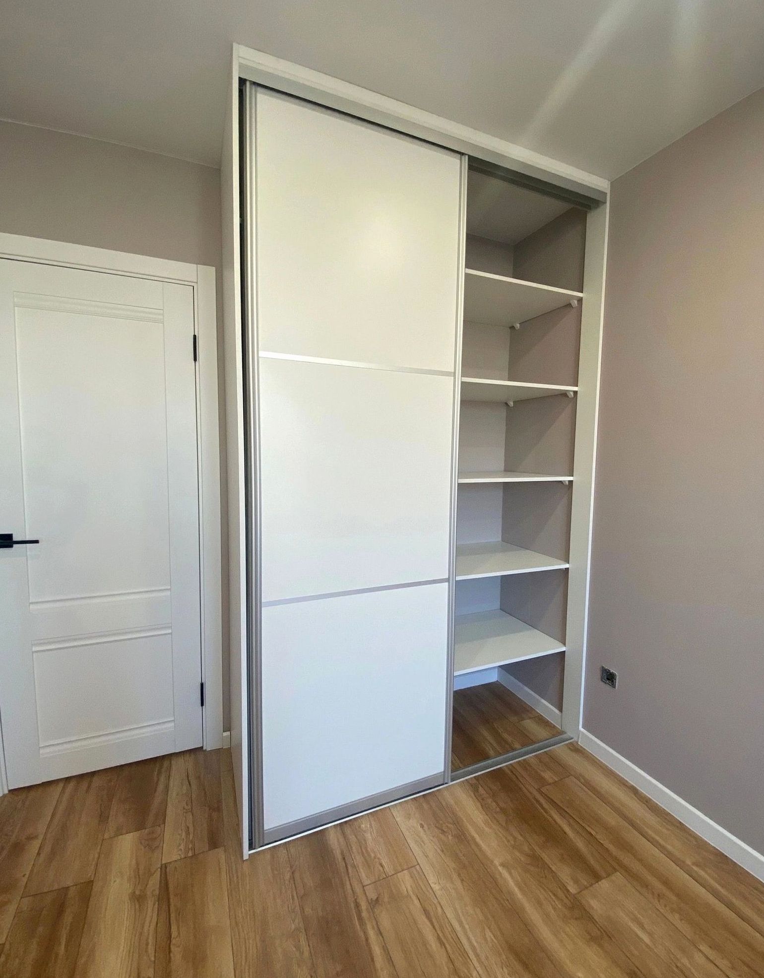 Шкаф под заказ №0295 — встроенный шкаф-купе