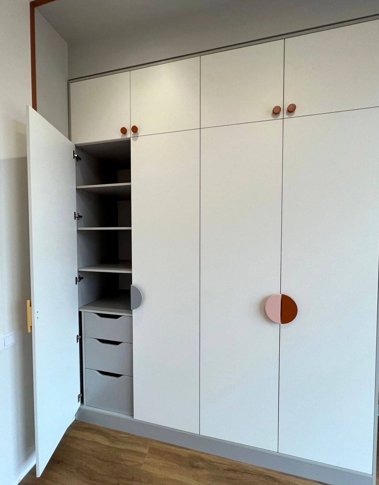 Шкаф под заказ №0310 — гардеробный шкаф до потолка