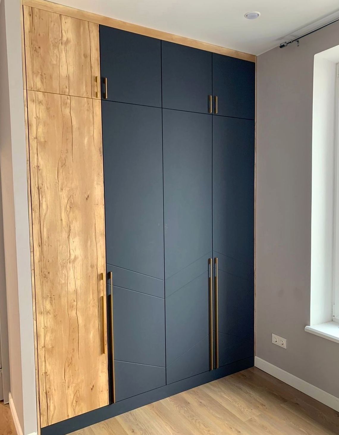 Шкаф под заказ №0352 — гардеробный шкаф до потолка