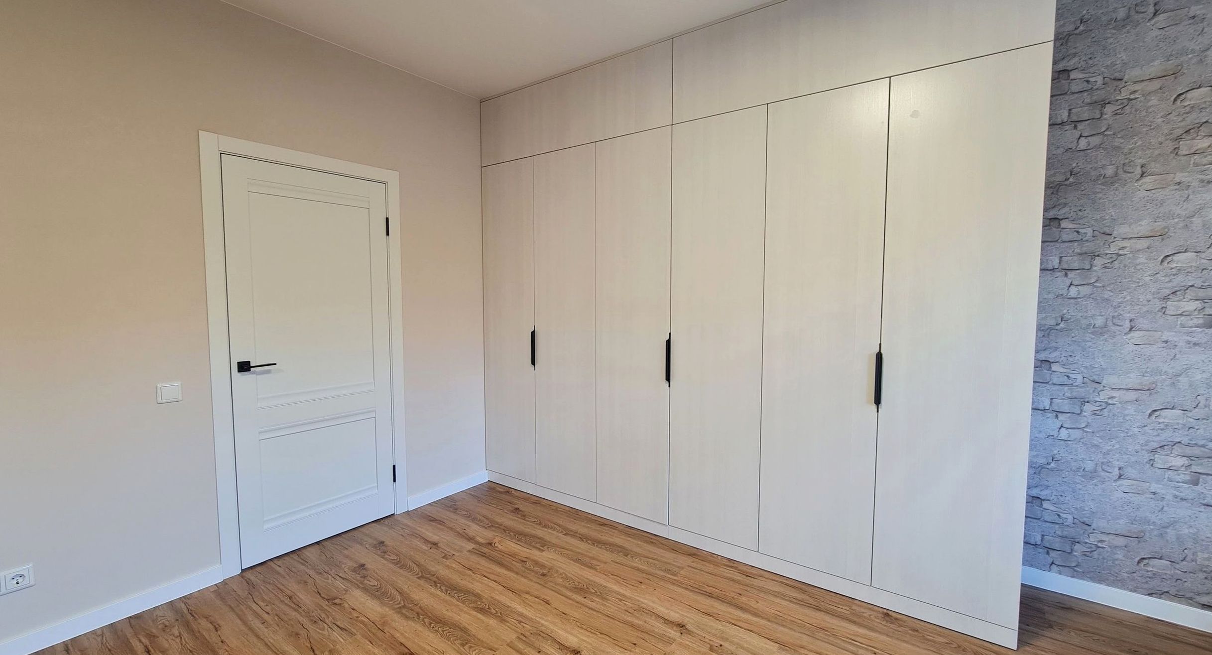 Шкаф под заказ №0391 — встроенный шкаф-купе