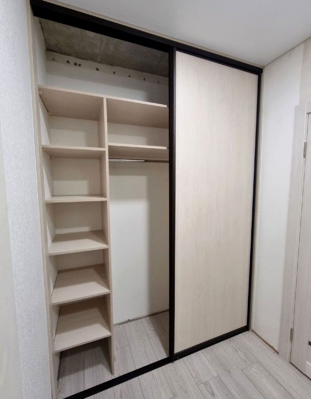 Шкаф под заказ №0442 — гардеробный шкаф до потолка