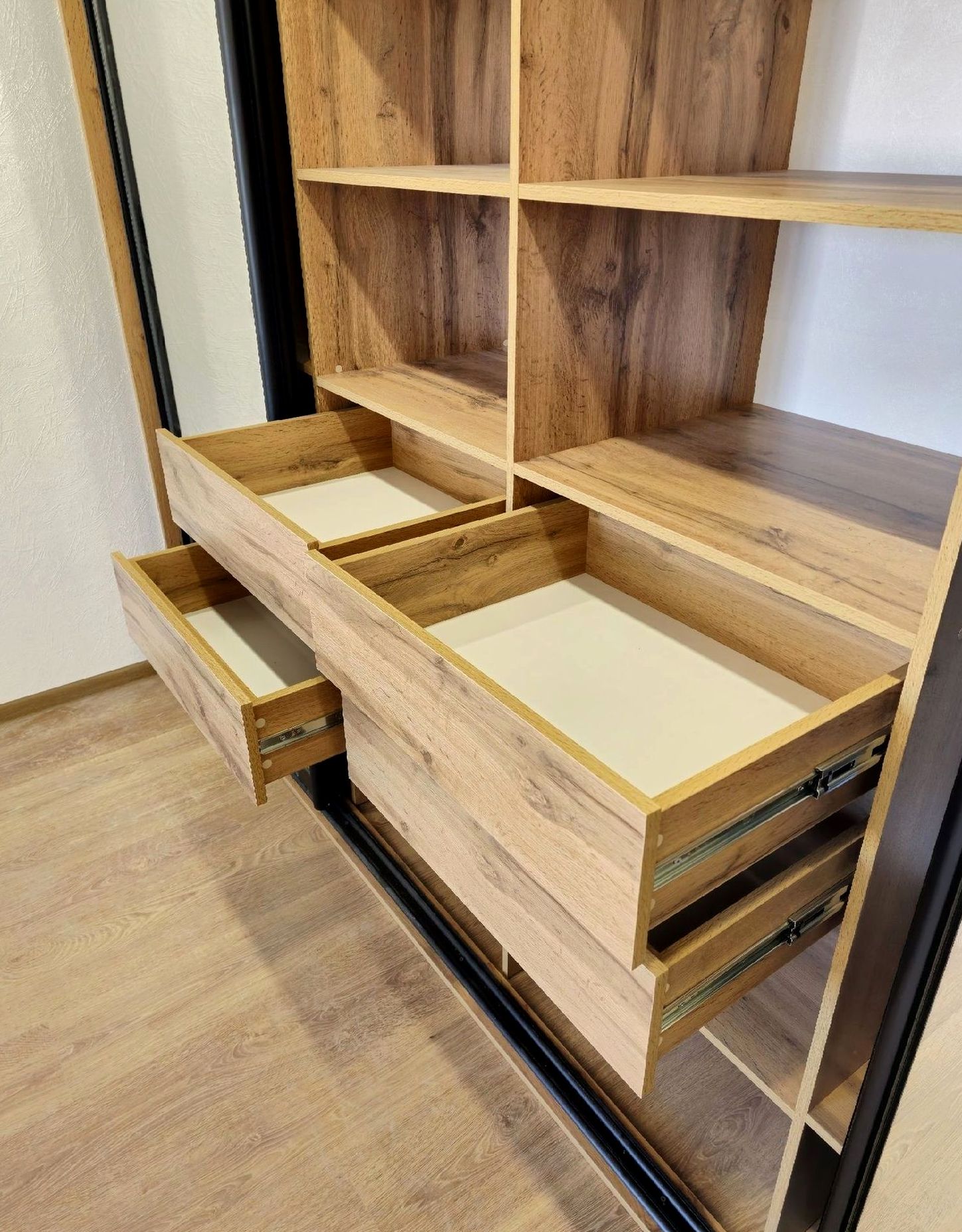 Шкаф под заказ №0464 — распашной шкаф в современном стиле