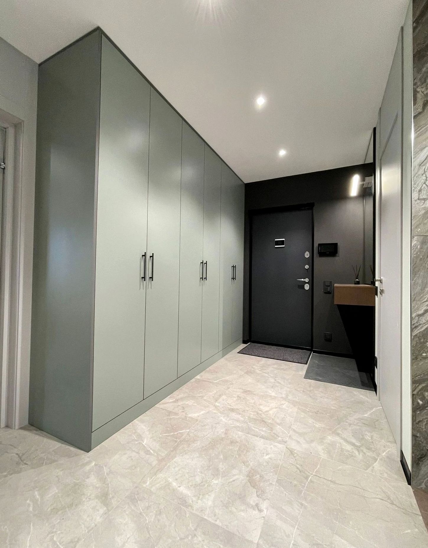 Шкаф под заказ №0526 — гардеробный шкаф до потолка