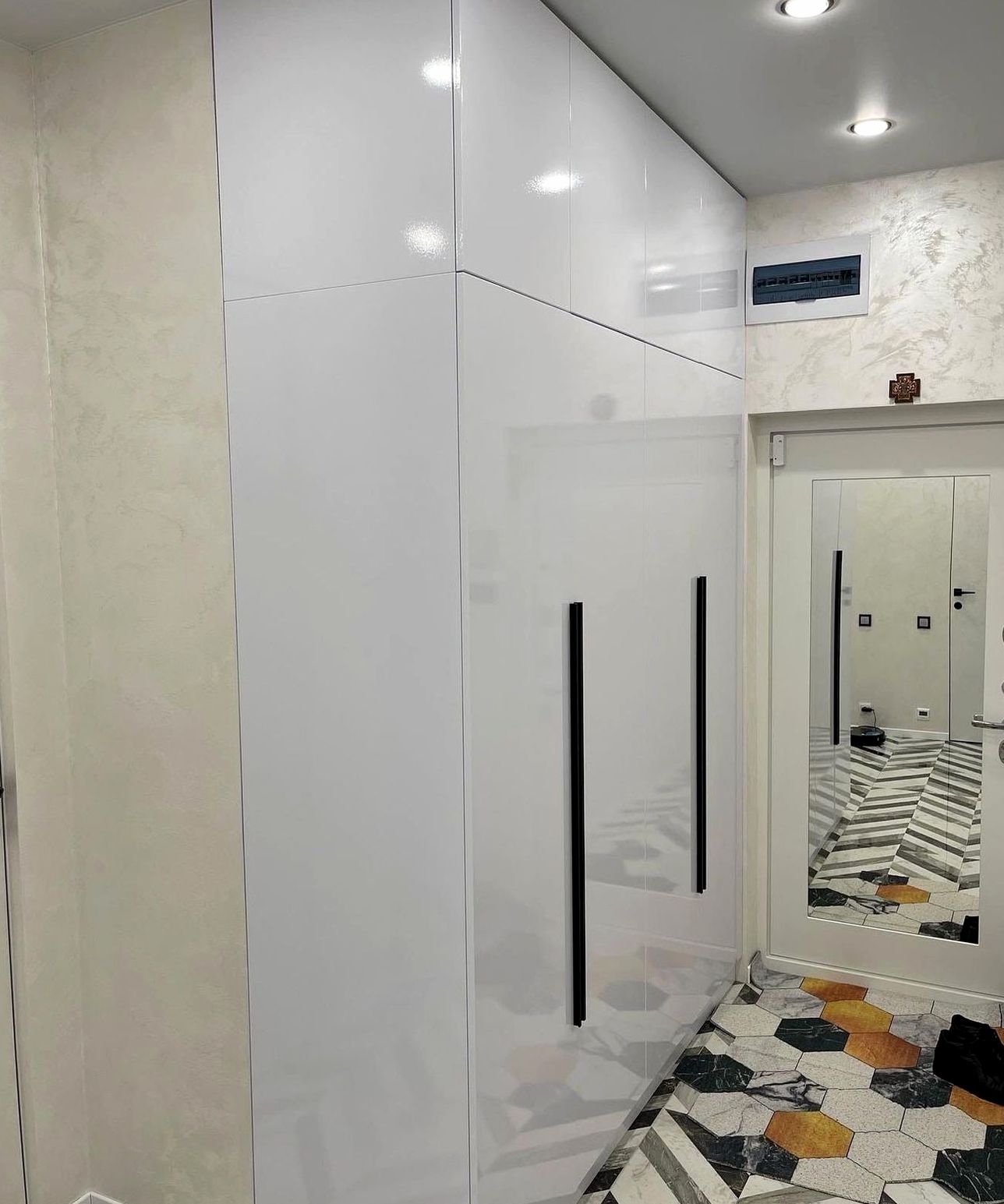 Шкаф под заказ №0530 — распашной шкаф в современном стиле