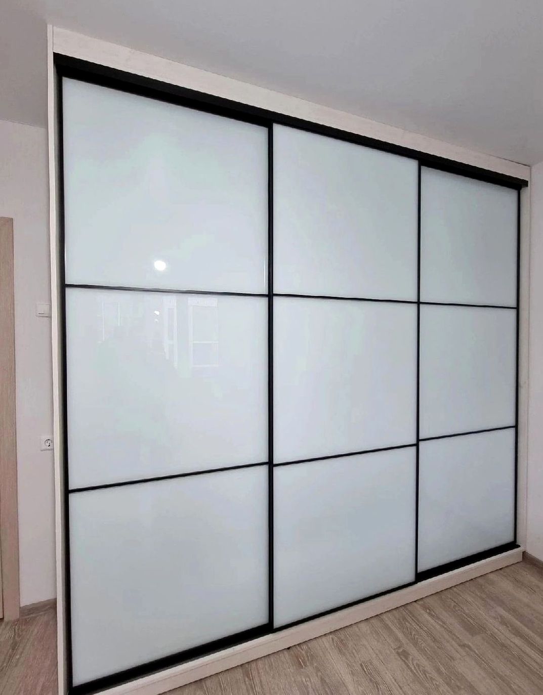 Шкаф под заказ №0556 — гардеробный шкаф до потолка