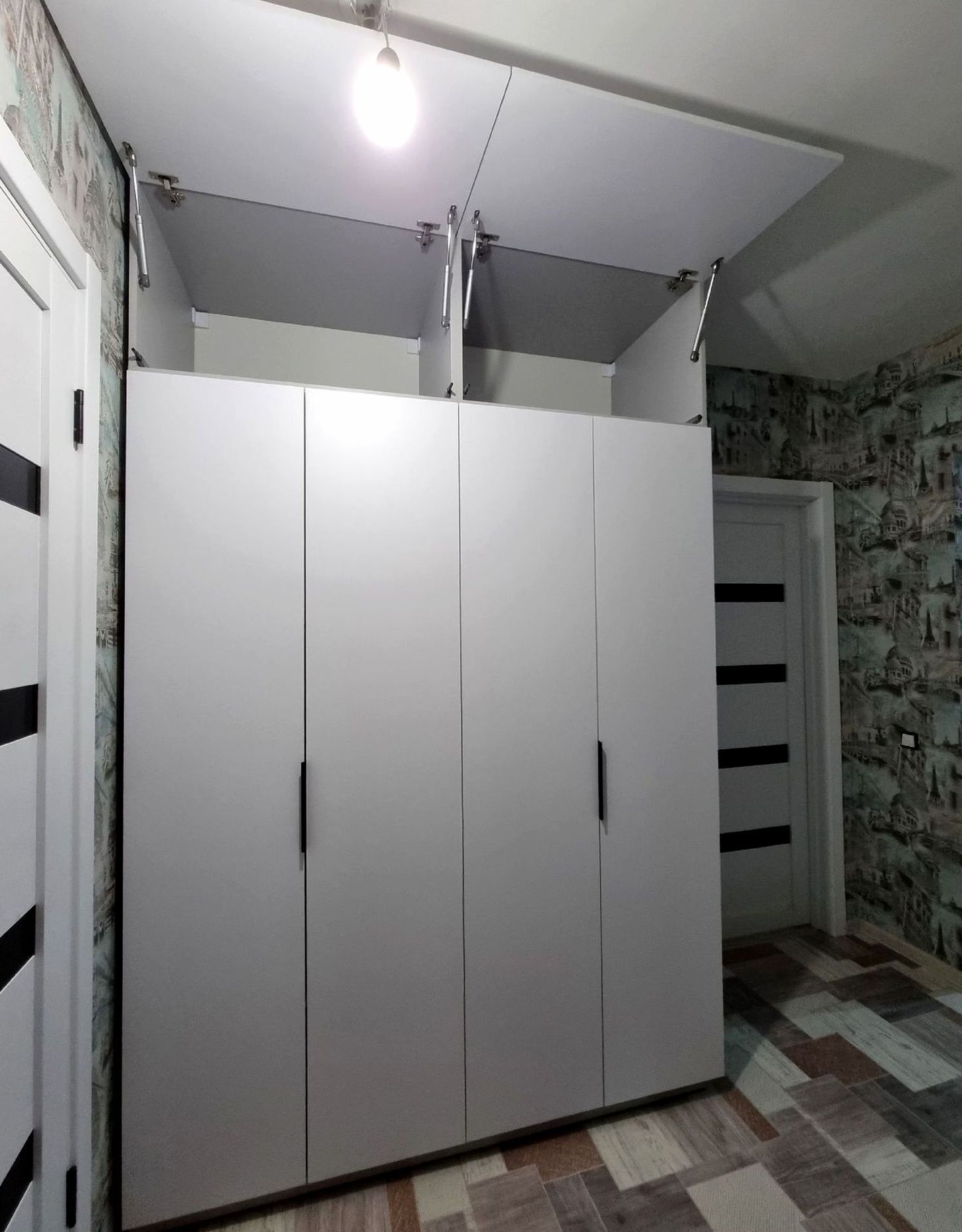 Шкаф под заказ №0562 — гардеробный шкаф до потолка