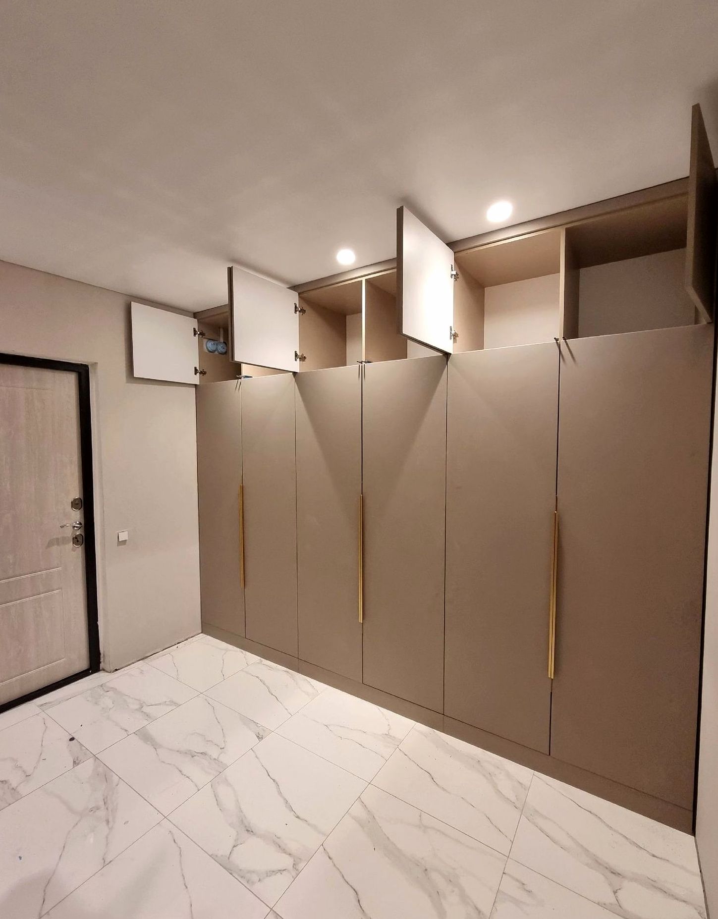 Шкаф под заказ №0574 — гардеробный шкаф до потолка | HOLZCOM