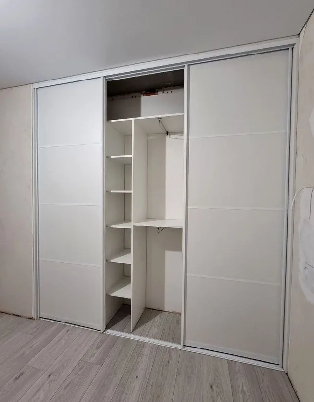 Распашной шкаф в современном стиле Modena Home №0644