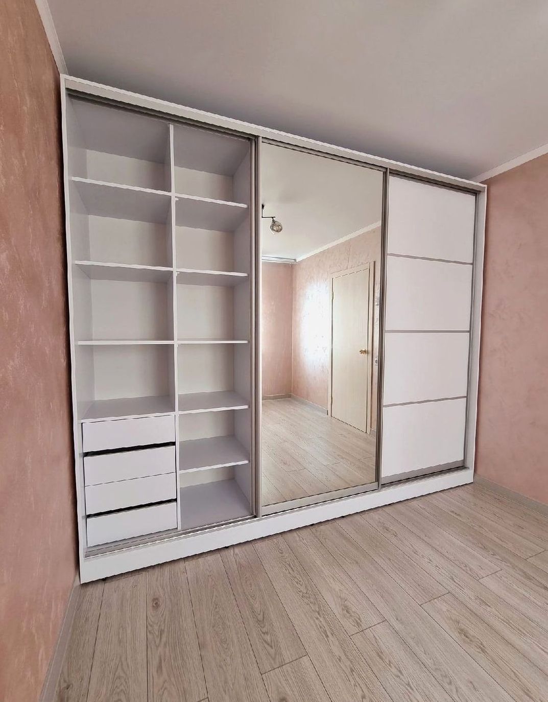 Шкаф под заказ №0650 — распашной шкаф в современном стиле | HOLZCOM