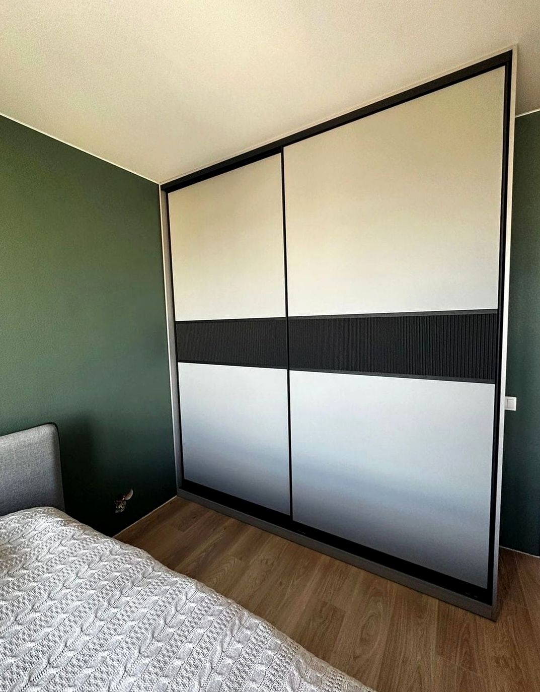 Шкаф под заказ №0736 — гардеробный шкаф до потолка | HOLZCOM